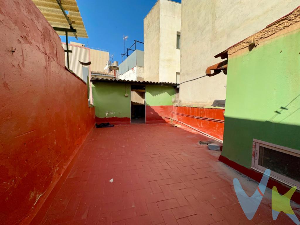 Vivienda con terraza privada y balcón mirador en una tranquila calle peatonal de Burriana.Si buscas una vivienda con encanto, espacios exteriores y la posibilidad de adaptarla a tu gusto, esta puede ser una excelente oportunidad.Situada en una tranquila calle peatonal de Burriana, esta propiedad ofrece un entorno agradable y familiar, ideal para quienes valoran la tranquilidad sin renunciar a la cercanía de todos los servicios necesarios para el día a día.La vivienda se distribuye en 2 habitaciones, 1 baño completo, cocina independiente y varias estancias luminosas que ofrecen múltiples posibilidades de aprovechamiento.Situada en una primera planta sin ascensor, su distribución funcional permite actualizarla y personalizarla fácilmente para convertirla en un hogar cómodo y adaptado a las necesidades de sus futuros propietarios.Uno de sus principales atractivos es su gran terraza privada, un espacio perfecto para disfrutar del aire libre, organizar reuniones familiares o con amigos, crear una zona de descanso o simplemente aprovechar el buen clima durante todo el año.Además, dispone de un agradable balcón mirador, que aporta luminosidad, ventilación natural y un toque especial a la vivienda.Gracias a sus características y a su ubicación, esta propiedad representa una interesante oportunidad tanto para quienes buscan una vivienda habitual como para aquellos que desean realizar una inversión con potencial de revalorización.Ubicada en una calle peatonal, disfruta de un entorno más tranquilo y seguro, con escaso tráfico y una mayor comodidad para el día a día, encontrándose además próxima a supermercados, comercios, centros educativos, transporte público y todo tipo de servicios.Importante: la vivienda se vende tal y como aparece en las fotografías, así como sin suministros de luz ni agua dados de alta, siendo responsabilidad de la parte compradora gestionar las correspondientes altas y contrataciones tras la adquisición del inmueble.Calificación energética: E.Una oportunidad ideal para quienes buscan una vivienda con espacios exteriores, ubicada en una zona tranquila y con la posibilidad de adaptarla completamente a su estilo y necesidades.Su gran terraza privada, su balcón mirador y su ubicación en calle peatonal la convierten en una opción muy interesante para crear un hogar cómodo y acogedor en Burriana.No dejes pasar esta oportunidad y ven a descubrir todo su potencial.Contacta con Hogares del Puerto para más información o concertar una visita sin compromiso.REF. 4687.
