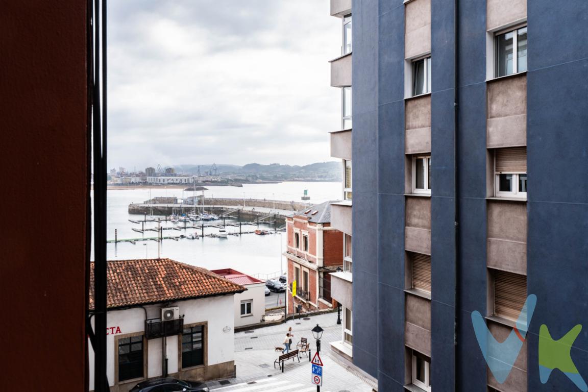 ¡Estás pensando en vivir o tener una segunda residencia en la ciudad de Gijón más te gustaría tener la sensación de estar en un pueblito de pescadores con carácter vibrante, bohemio y a la vez residencial, pudiendo mirar al mar y estar cerquita de él.  El barrio de Cimadevilla donde se encuentra este piso en una tercera planta con ascensor; estarias al lado del puerto deportivo muy cerca del centro y a unos minutos de la playa de poniente y a otros mas de la playa de San Lorenzo; es lo que estás buscando. Permíteme describirte las características y distribución del piso; para que puedas hacerte una idea más clara con las fotos y la información que te damos:-Lo primero la Fachada del edificio va a ser renovada y por ende su calificación energética mejorará; ahora bien y muy importante el vendedor se hará cargo del pago de la derrama que le corresponde a esta vivienda, o bien deducirá del precio publicitado el importe de la misma, así que no tendrás que preocuparte por ello, sino más bien pensar en lo guapo que quedará la fachada y el ahorro energético que tendrás.- Una vez entramos al piso cuenta con un salón  acogedor; que desde la ventana puedes mirar al mar de forma lateral; tiene orientación noroeste ,lo que le brinda luz natural durante las tardes, creando un ambiente cálido y confortable donde podrás relajarte y disfrutar en el salón de tu día a día, si eres de quien descansa en él.- La zona de descanso está distribuida en dos dormitorios: Uno de ellos cuenta con un práctico armario, ideal para mantener todo en orden y aprovechar al máximo cada rincón Y el otro dormitorio también te ofrece asomándote a la ventana el poder mirar el mar de forma lateral. Ambas habitaciones son  espacios perfectos para descansar y recargar energías después de un día de trabajo o disfrute.- Cuenta con un baño actualizado hace algunos años,  equipado con un plato de ducha y ventilación natural, este baño combina funcionalidad y confort.- Y si eres de los que te gusta cocinar o compartir con tu pareja y familia en la cocina, podrás preparar deliciosas comidas en esta cocina, porque está bastante bien distribuida en el espacio que es . Cimadevilla es un barrio que te cautivará desde el primer momento con su rica presencia en las fachada de edificios y algunas de sus calles empedradas así como su ambiente bohemio, cada calle cuenta una historia y cada esquina es un descubrimiento. Además, su cercanía al puerto deportivo te permitirá disfrutar de paseos junto al mar, actividades al aire libre y una oferta gastronómica que deleitará tus sentidos.Este piso no es solo una propiedad; es una invitación a vivir la experiencia de Cimadevilla y Gijón No dejes pasar esta oportunidad de adquirir un hogar en un barrio que combina tradición y modernidad. ¡Contáctanos hoy mismo y comienza a escribir tu nueva historia en Cimadevilla!En el precio publicitado (PVP) no está incluido el impuesto de tansmisiones patrimoniales ni los gastos de notaria y registro.