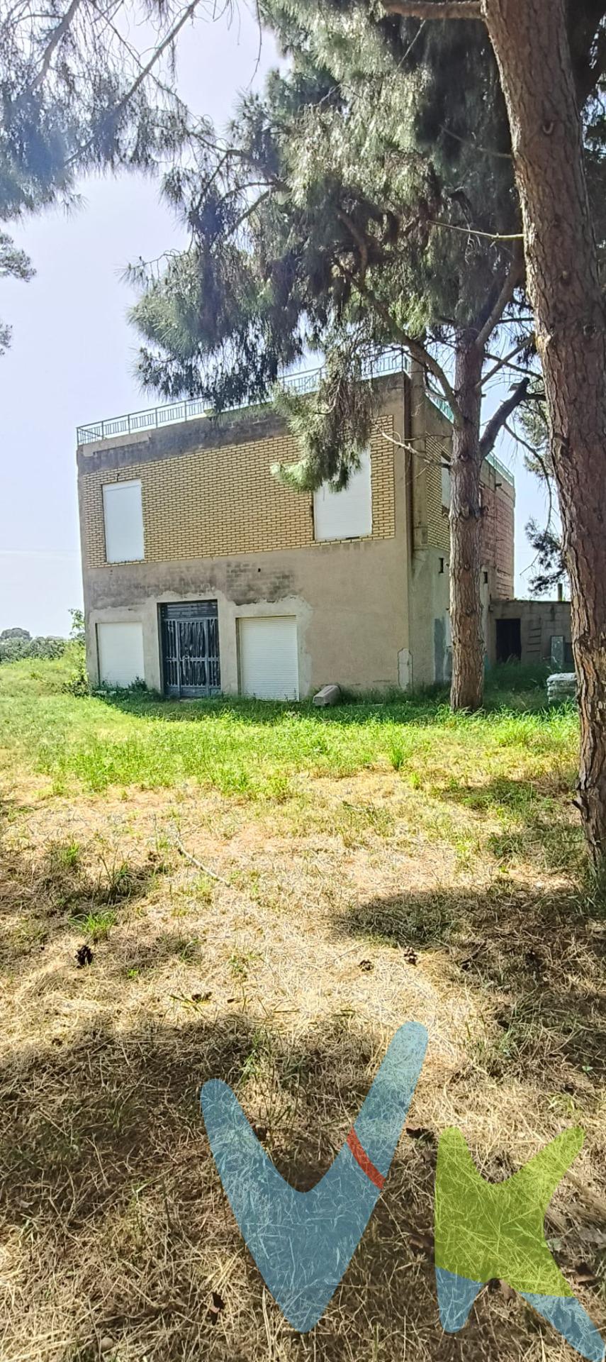 Se vende espectacular chalet en la exclusiva urbanización El Realón, ideal para quienes buscan amplitud, tranquilidad y la posibilidad de terminar una vivienda totalmente a medida. La propiedad cuenta con una impresionante parcela de 12.000 m² rodeada de naturaleza y privacidad, perfecta para disfrutar del aire libre, crear zonas de ocio, jardines, piscina o incluso espacios para animales o cultivo. La vivienda dispone de 285 m² construidos distribuidos en 5 amplias habitaciones, ofreciendo múltiples posibilidades para familias grandes o para quienes desean combinar vivienda y espacios de trabajo o invitados. Entre las mejoras ya realizadas destacan:. Ventanales nuevos. Persianas nuevas. Instalación eléctrica completamente renovada. La casa se encuentra en una fase ideal para personalizar los acabados y el diseño interior al gusto del comprador, convirtiéndose en una oportunidad única para crear el hogar soñado en una de las zonas más demandadas de Picassent. Una propiedad con muchísimo potencial, grandes dimensiones y un entorno privilegiado, a pocos minutos de la ciudad pero con toda la tranquilidad del campo. Para más información o visitas, contactar sin compromiso. Nota: Agencia Registrada con el Nº 1395 en el Registro Obligatorio de Agentes Inmobiliarios de la Comunitat Valenciana, consultable en la web de la Generalitat Valenciana. La oferta está sujeta a cambios de precio o retirada del mercado sin previo aviso. La información contenida en el presente anuncio se facilita a título meramente informativo y no contractual, los datos, descripciones, superficies, imágenes y cualquier otro contenido del mismo pueden estar sujetos a errores u omisiones al ser facilitados por terceros. El precio de venta publicado no incluye los honorarios de intermediación inmobiliaria, ni los impuestos legalmente aplicables (IVA o ITP), ni los gastos derivados de la compraventa, tales como notaría, registro y gestoría, ni aquellos derivados de la financiación, en caso de existir. Por mandato expreso del propietario, este inmueble se comercializa en régimen de exclusiva, garantizando al interesado un acceso completo a la información y una gestión profesional, transparente y sin interferencias de terceros. Se ruega no molestar al propietario, a los ocupantes del inmueble ni a los vecinos. Agentes inmobiliarios con cliente interesado pueden contactar con la agencia para colaborar. Nuestro departamento financiero puede conseguir tu financiación. ¡Consúltanos!