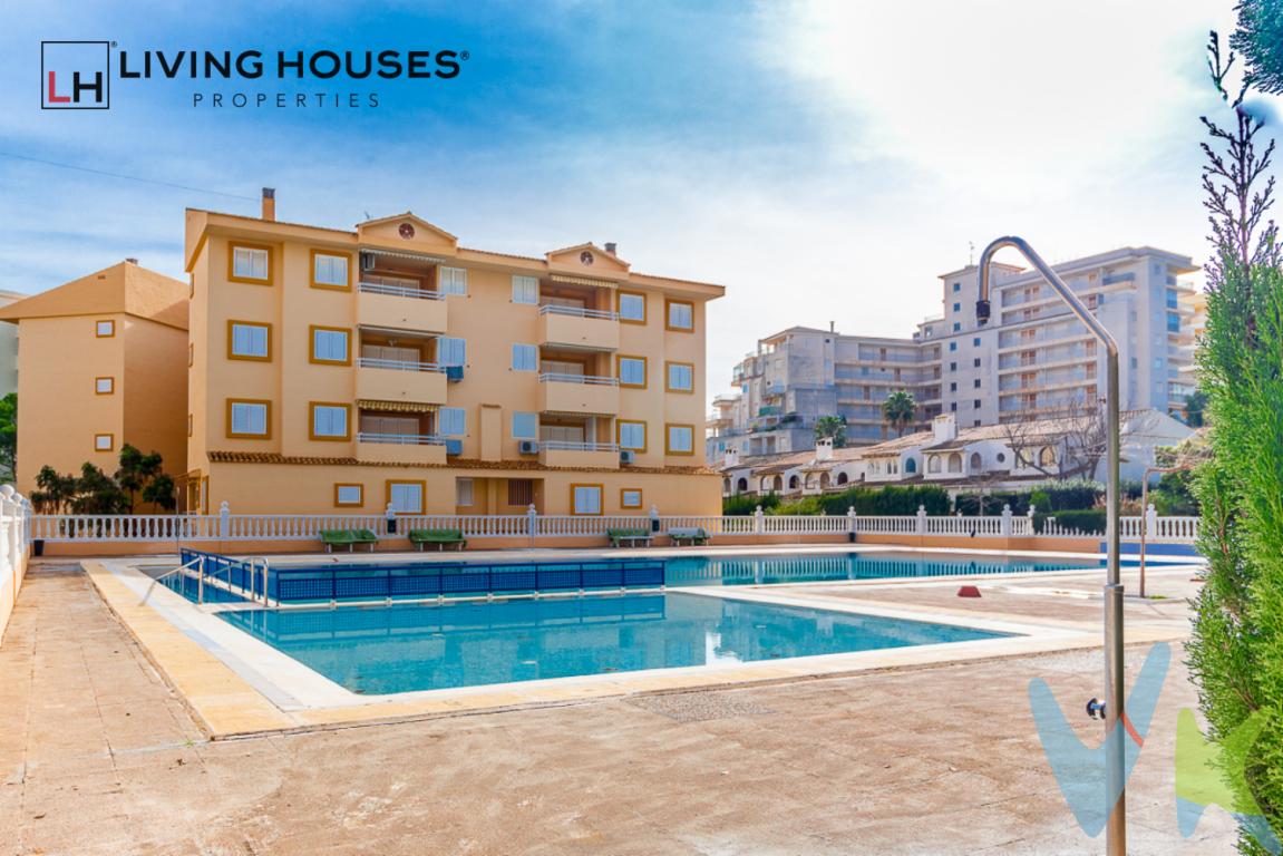  ¡Descubre tu hogar ideal frente al mar Mediterráneo! Te presentamos un espacioso apartamento en venta ubicado en la codiciada Zona Playa de la Concha de Oropesa del Mar-Orpesa. Este impresionante inmueble de 132 metros construidos y 119 metros útiles te ofrecerá todo lo que siempre has deseado para disfrutar del encanto de la costa. Situado en la planta 9 de un edificio residencial, el cual fue construido en 1990, este apartamento te garantiza vistas espectaculares al mar y un espacio lleno de comodidad.Con una generosa distribución de cuatro habitaciones, todas ellas con armarios empotrados, podrás disfrutar de un amplio espacio para toda la familia o para recibir a tus huéspedes en cualquier ocasión. La luminosidad que irradian cada una de las dependencias del inmueble proporciona un ambiente acogedor y relajante. Además, el amplio salón-comedor cuenta con una acogedora chimenea que aporta calidez y encanto al hogar durante todo el año. Este apartamento viene completamente amueblado y equipado con electrodomésticos, listo para instalarse sin preocupaciones.Uno de los atractivos principales de este hogar es su terraza de 13 metros, donde podrás disfrutar de momentos únicos con una taza de café mientras observas el mar. El edificio cuenta con ascensor, facilitando el acceso a tu hogar sin complicaciones. Además, dispondrás de una magnífica piscina comunitaria para esos calurosos días de verano, donde podrás refrescarte y compartir momentos inolvidables con familiares y amigos.La ubicación de este apartamento no solo te ofrecerá la tranquilidad de vivir cerca del mar, sino también la comodidad de disponer de transporte público cercano. Con estaciones de tren y autobús en las proximidades, tus viajes serán sencillos y efectivos, conectándolo con las principales ciudades de la región y más allá. El entorno también cuenta con diversos servicios, confortando tu día a día con tiendas, restaurantes y ofertas de ocio a solo unos pasos de tu puerta.La oportunidad de vivir en un entorno tan privilegiado es única. Cada despertar será amenizado por las relajantes vistas al mar, y el sonido de las olas será tu compañía diaria. Este apartamento reúne todas las comodidades que siempre has buscado en un hogar: espacio, luz, cercanía al mar y a servicios, lo que lo convierte en una inversión inmejorable tanto para vivir todo el año como para disfrutar de tus vacaciones en una de las playas más bellas del Mediterráneo.No dejes pasar esta oportunidad única de adquirir una propiedad que te ofrecerá todo el bienestar que merece. Programa una visita y comprueba personalmente cada hermoso detalle que este apartamento tiene para ofrecerte. Esta es una decisión para toda la vida, y no podrías elegir mejor ubicación que la Playa de la Concha. Un hogar que combina la paz de la costa con todas las ventajas de un entorno urbano. Haz de este apartamento tu nuevo hogar y comience a crear recuerdos inolvidables junto al mar.--------------------------------------Agencia inmobiliaria en Oropesa del mar si quieres comprar o vender casas pisos o locales en la comunidad Valenciana con oficina en Oropesa del Mar, Castellón. Para mayor seguridad en la compraventa, todas nuestras viviendas poseen FICHA DE CERTIFICACIÓN DE INMUEBLES registrada por la Asociación de Inmobiliarias de la Comunidad Valenciana ASICVAL. Antes de comprar o de entregar las arras, pida el Certificado de la vivienda para estar seguro y tranquilo sobre la situación legal, urbanística y de cargas de la misma. Los impuestos, gastos de notaría y registro no están incluidos en el precio de venta. 