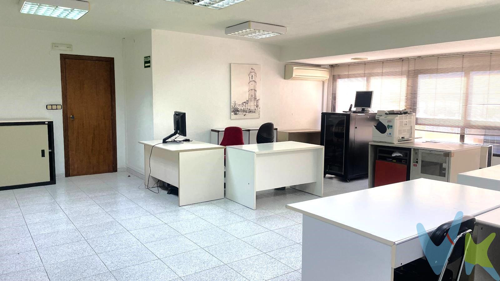 Características del Inmueble:. 	•	Superficie: 285 m² construidos. 	•	Uso: Destinado a oficinas con licencia de actividad en vigor. 	•	Ubicación: Zona centro de Castellón, en un edificio de tres plantas. 	•	Planta: Segunda planta con ascensor. 	•	Distribución:. 	•	Varios despachos con diversas medidas. 	•	Archivadores y espacios destinados al almacenamiento. 	•	Sala de espera. 	•	Distribución adaptable a diferentes necesidades profesionales. 	•	Entorno:. 	•	A pie de calle se encuentra el Colegio Oficial de graduados sociales. 	•	Zona estratégica en el centro de la ciudad, con fácil acceso y servicios cercanos. Este tipo de inmueble es ideal para bufetes, consultorías, empresas de servicios o cualquier negocio que necesite un espacio céntrico y funcional. ¿Quieres visitarlo? Pues no tardes.