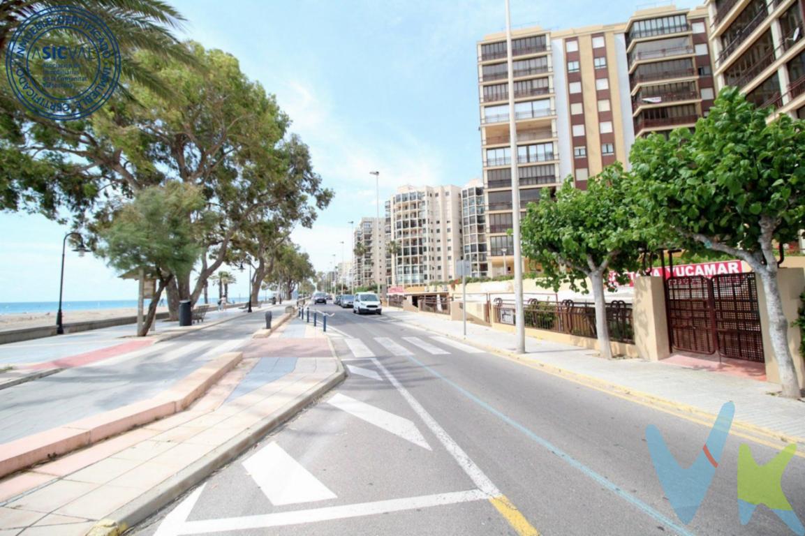 Ref. 1698 - Te ofrecemos 4 locales de 742m2 construidos y con una amplia terraza particular, no se paga al ayuntamiento por su utilización de 145m2 a un paso del paseo marítimo de Benicasim. Zona con gran potencial y buena densidad poblacional.. El pack de los 4 locales, se componen:. - Local diáfano de 122m2, incluido un despacho/oficina de 17m2, con baño y acceso directo desde el aparcamiento de la urbanización. . - 2 locales unidos preparados para montar un restaurante de 260m2 con amplia terraza, 2 baños, cocina completa y con acceso directo desde el aparcamiento de la urbanización. . - Local de 100m2 actualmente preparado para tienda de ultramarinos/supermercado.. . El precio de venta NO INCLUYE Impuestos (I.V.A. o I.T.P.), gastos de Notaría, gastos de Registro de la Propiedad, gastos de tramitación de Escrituras ni gastos de financiación (si se precisa). Consulte Honorarios Profesionales de Agencia Inmobiliaria.. 