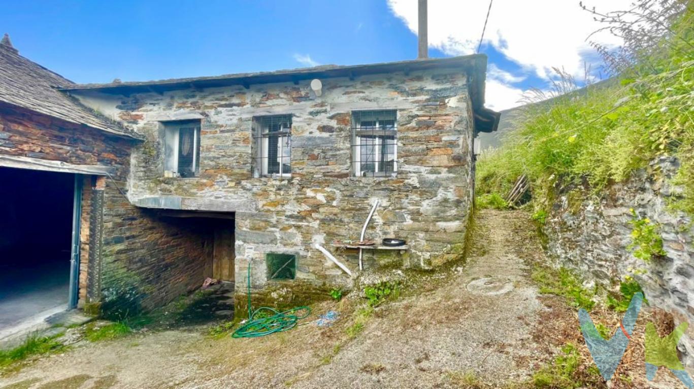 Esta bonita casa que conserva la tipología de construcción y materiales de la zona, madera, piedra y pizarra, se encuentra en el pueblo de Torga.Torga es un pueblo ubicado en el concejo de Ibias  a 25 minutos de su capital San Antolín.Se encuentra a una altura de 825 m por lo que goza de unas impresionantes vistas a la montaña.Lugar idílico para perderte y desconectar en pleno parque de la Reserva Natural.La casa consta de dos plantas; la planta principal con cocina americana, dormitorio y baño; planta baja destinada a cuadra.Además en el precio se incluyen dos parcelas en las proximidades de la casa una de ellas de 6.000m2.