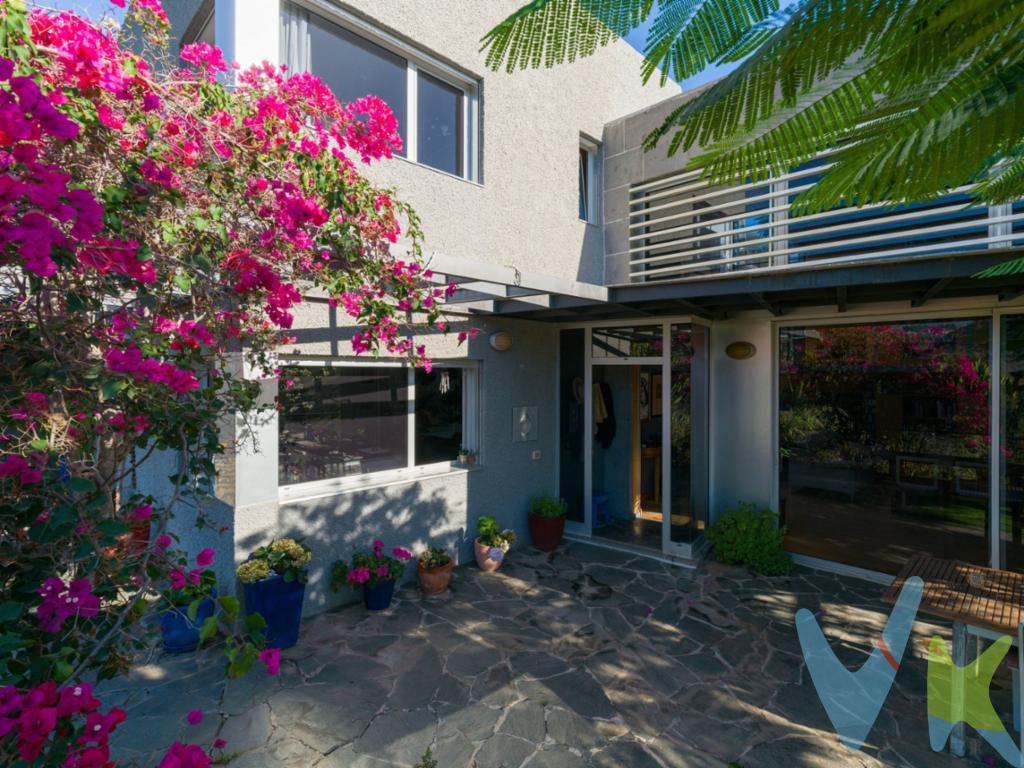 Un hogar único en plena naturaleza, junto al Paisaje Protegido de Bandama. Esta exclusiva propiedad se alza en una amplia parcela de 1630 m² —con 780 m² urbanos y 850 rústica ideales para el cultivo de frutales o viñedos típicos de la zona de Bandama. Ubicada a media ladera, en el límite del paisaje protegido de Bandama–Tafira, la casa disfruta de un entorno natural privilegiado donde el suelo volcánico de picón y la vegetación autóctona crean una armonía perfecta con el entorno. La vivienda, de 271 m² construidos, destaca por su luminosidad, amplitud y conexión con la naturaleza. Gracias a sus grandes ventanales y lucernarios, cada estancia se inunda de luz natural y ofrece vistas abiertas al paisaje desde cualquier ángulo, generando una sensación constante de bienestar y serenidad. En la primera planta, se accede desde la terraza-jardín a un espectacular salón de doble altura, revestido en madera de haya, con biblioteca y chimenea. Este espacio se comunica con una cocina independiente totalmente equipada con electrodomésticos de primeras marcas, una práctica isla central y un comedor. En esta planta se encuentran también un baño, un cuarto de lavado con entrada de servicio y varias zonas de almacenaje. La segunda planta se distribuye desde un acogedor cuarto de estar con salida a una terraza-jardín posterior. Aquí se ubican tres dormitorios exteriores y dos baños. El dormitorio principal es una elegante suite con vestidor y baño privado, mientras que los otros dos dormitorios cuentan con armarios empotrados. La casa está construida con materiales de alta calidad: aluminio Technal con cristales de seguridad y aislamiento acústico, persianas motorizadas, suelos de parqué en el salón, granito negro de Sudáfrica en cocina y comedor, mármol de Carrara en los baños y tarima laminada en los dormitorios superiores. La fachada principal se embellece con una pérgola metálica que aporta sombra y sirve además como aparcamiento cubierto para dos vehículos. Comprometida con la eficiencia energética, la vivienda dispone de agua caliente por energía solar térmica y una reciente instalación de paneles fotovoltaicos, lo que garantiza un importante ahorro energético. Su diseño actual permite, si se desea, ampliar espacios o reorganizar las estancias. Este chalet, de estética moderna y espíritu rural, ofrece un estilo de vida tranquilo y saludable, rodeado de silencio, aire puro y naturaleza, a solo 15 minutos de Las Palmas de Gran Canaria, de tu trabajo o de la playa de Las Canteras. Con todos los servicios esenciales muy cerca y vecinos de proximidad, vivir aquí significa disfrutar de la privacidad sin renunciar a la comodidad, cultivar tu propio huerto y recorrer los senderos del volcán de Bandama sin necesidad de coche. Un hogar donde cada día comienza con el canto de los pájaros y el aroma del campo. Tu próximo refugio en Bandama te espera.