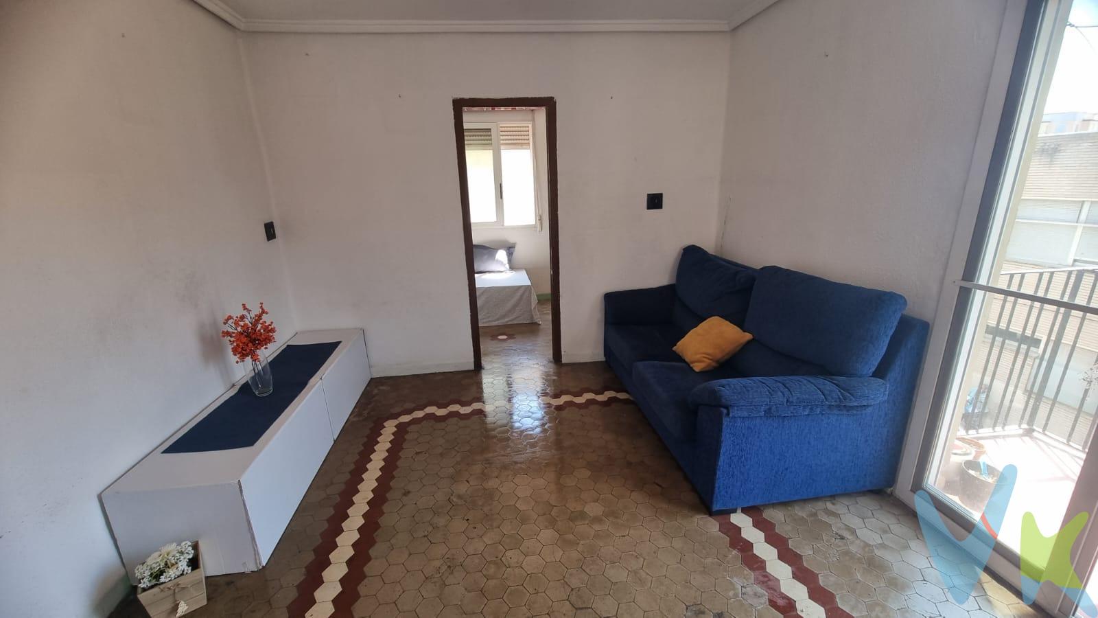Te presentamos este económico piso ubicado en la zona del estadio Castalia, dentro del popular grupo La Magdalena. Este hogar cuenta con tres habitaciones que ofrecen un espacio ideal para descansar o trabajar desde casa. Cuenta con una pequeña cocina. El baño dispone de una ducha práctica, lo cual resulta muy conveniente. El salón destaca por su luminosidad gracias a sus ventanas cambiadas recientemente a aluminio blanco, además tiene acceso directo al balcón perfecto para tomar el aire fresco. Ubicado en un segundo piso sin ascensor, esta propiedad debido a su situación exterior te permite disfrutar de luz natural durante todo el día. También incluye parking comunitario privado, añadiendo comodidad adicional al estilo de vida moderno. Este inmueble se presenta como una excelente opción tanto si buscas tu nuevo hogar como si eres inversor buscando propiedades atractivas; no pierdas la oportunidad de conocerlo personalmente.