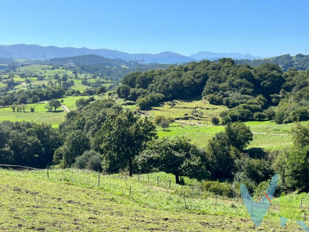 ¿Habéis tomado la decisión de haceros una casa en un pueblo tranquilo, pero cerca de la costa y de poblaciones con servicios? Si la respuesta es sí, no dejéis de mirar éstas bonitas parcelas. Una tiene una superficie de unos 3.400 m² y la otra de unos 12.000 m²  aproximadamente, prácticamente llanas, y situadas a las afueras del pueblo de Toporias, no lejos de Comillas y la bonita costa de Cantabria. La propiedad, en su día, obtuvo informe favorable de la CROTU con proyecto para la construcción de vivienda unifamiliar y albergue turístico en la parcela pequeña.¡No esperes para visitarlas! ¡Llámanos cuanto antes, estamos seguros de que te gustarán!Gastos e Impuestos no incluidos en el precio. Compra sujeta a ITP. El comprador se hará cargo de los costes de la escritura e inscripción en el Registro de la Propiedad.