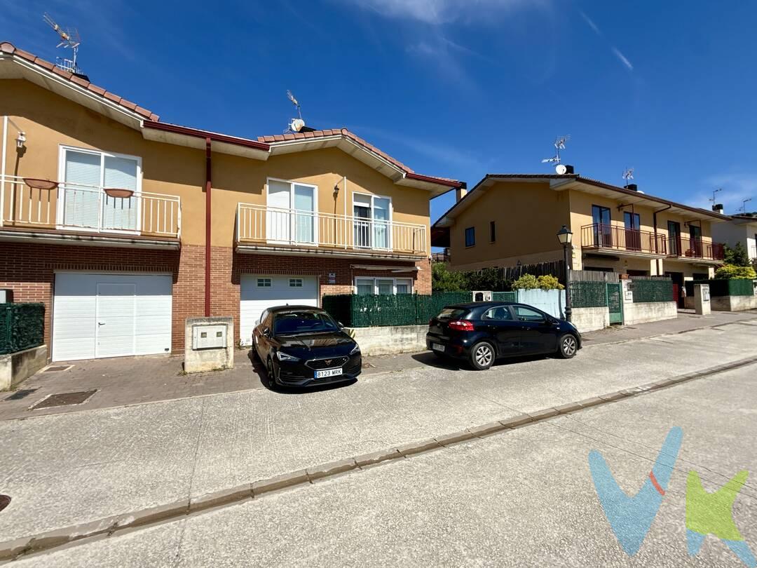 Presentamos esta magnífica vivienda pareada situada en una de las zonas más atractivas del Valle de Elorz, un enclave privilegiado que combina la tranquilidad de la vida en plena naturaleza con la comodidad de encontrarse a pocos minutos de Pamplona y de las principales áreas comerciales y de servicios.
Rodeada de un entorno natural espectacular, con amplias vistas despejadas al paisaje y una gran sensación de privacidad, esta vivienda ofrece el equilibrio perfecto entre calidad de vida, amplitud y funcionalidad.
La casa cuenta con una superficie construida distribuida en dos plantas:

Planta baja de 96 m², diseñada para disfrutar de una vida cómoda y práctica.
Primera planta de 72 m², destinada a la zona de descanso.

Dispone de 4 dormitorios y 3 baños completos, con una distribución especialmente cómoda para familias.
En la planta baja destaca una amplia habitación, ideal como dormitorio principal, habitación de invitados, despacho o espacio multifuncional, aportando una gran comodidad al evitar escaleras en el día a día.
En la primera planta encontramos una magnífica suite principal con baño privado, además de otros dormitorios luminosos y acogedores, todos ellos con agradables vistas al entorno natural.
Uno de los mayores atractivos de esta propiedad es su extraordinaria zona exterior. La vivienda disfruta de un jardín privado de aproximadamente 100 m², un espacio perfecto para relajarse, disfrutar en familia o compartir momentos con amigos. El jardín cuenta con una agradable zona de ocio equipada con barbacoa y piscina privada articulada, dotada de sistema de filtración y cloración, lo que facilita su mantenimiento y permite prolongar su uso durante gran parte del año.
La vivienda dispone además de garaje cerrado, aportando comodidad, seguridad y espacio adicional de almacenamiento.
En cuanto al confort y la eficiencia, ofrece la posibilidad de calefacción mediante pellet, una alternativa eficiente, sostenible y económica para climatizar la vivienda durante todo el año.
Una vivienda pensada para disfrutar de cada estación del año, combinando amplitud interior, un magnífico jardín privado y un entorno natural incomparable, todo ello a escasos minutos de Pamplona. Un hogar donde la tranquilidad y la calidad de vida son las verdaderas protagonistas.
