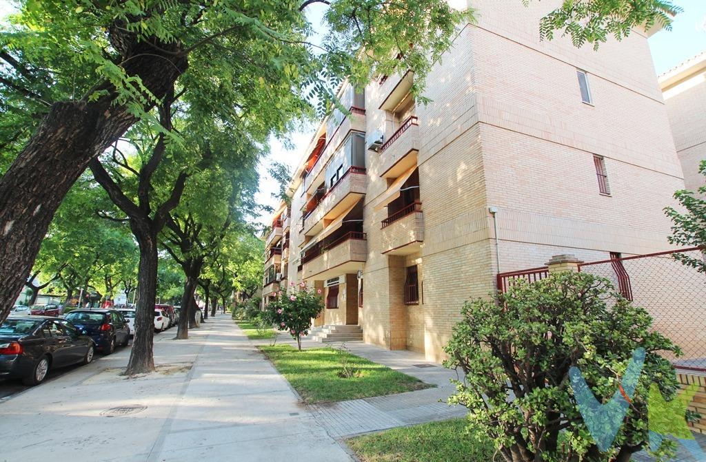 Descubre este magnífico piso con ascensor, ubicado en la codiciada zona de Merca 80, ideal para quienes buscan comodidad y accesibilidad. Con una generosa superficie de 97,1 metros cuadrados, esta propiedad cuenta con tres amplios dormitorios que ofrecen un espacio perfecto para el descanso familiar. El baño está equipado con moderno plato de ducha y acabados elegantes. La cocina es completamente funcional y se encuentra totalmente equipada, lista para satisfacer tus necesidades culinarias diarias. Se vende totalmente amueblado y el interior de la vivienda destaca por sus puertas de sapeli que aportan calidez al ambiente; las ventanas son de aluminio lo cual garantiza aislamiento térmico y acústico eficiente; además el suelo es cerámico tipo gres resistente a los desgastes del día a día. Ubicado estratégicamente a pocos minutos caminando desde el centro urbano, disfrutarás no solo del dinamismo comercial sino también la cercanía a colegios prestigiosos, parques recreativos ideales tanto para niños como adultos e importantes supermercados donde realizar tus compras cotidianas sin complicaciones. Como valor añadido incluye plaza privada de aparcamiento en superficie —un lujo inestimable— aire acondicionado instalado ya disponible así como armarios empotrados proporcionando almacenamiento adicional sin sacrificar estilo ni confort. Este piso reúne todas las características esenciales buscadas hoy en día. No pierdas la oportunidad. De acuerdo con lo prevenido en el Decreto 218/2005, de 11 de octubre, se informa al cliente que los Gastos Notariales, Registrales, impuesto de transmisiones (ITP) o I.V.A., Honorarios de intermediación, Gastos financieros, y otros gastos inherentes a la compraventa no están incluidos en el precio.