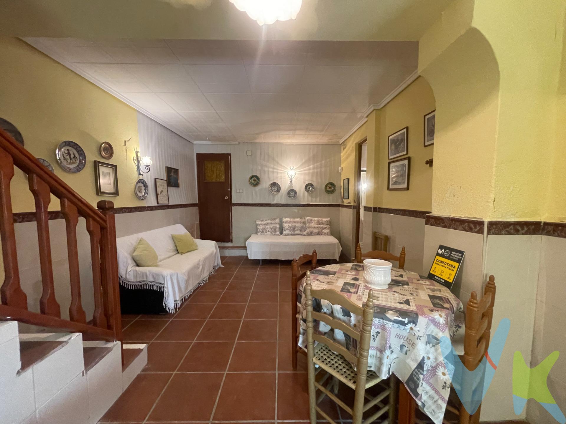 Ubicada en el emblemático e histórico Barrio de las Peñas, esta casa no es solo una propiedad: es un lienzo en blanco lleno de alma, carácter y posibilidades infinitas. Su imponente fachada de aire tradicional y sus majestuosas puertas de madera maciza te dan la bienvenida a un interior con techos de vigas de madera vista que narran historias de calidez y hogar. Pero el verdadero secreto y la magia de esta casa aguardan en sus entrañas: tres impresionantes secciones de cueva natural excavada en la roca. Un espacio místico, fresco y con una personalidad inigualable, ideal para dar. vida a esa bodega privada con la que siempre has soñado, un espacio de relajación único o el reclamo turístico perfecto para un proyecto de alojamiento rural de éxito. Desde el punto de vista arquitectónico y de inversión, la propiedad destaca por su extraordinaria superficie y su versatilidad de distribución: estructurada en 3 plantas que actualmente albergan un amplio y señorial recibidor- comedor de entrada, una cómoda escalera de madera, 3 habitaciones exteriores con excelente iluminación natural y 2 baños completos (el principal equipado con bañera, bidet y un diseño funcional alicatado). El gran tamaño de las estancias permite redistribuir fácilmente el espacio para ampliar hasta 5 o más habitaciones según las necesidades. Potencial de segregación y doble acceso: La propiedad cuenta con una disposición urbana estratégica única. Su fachada posterior se encuentra situada a pie de calle (Cota 0), lo que facilita enormemente la creación de un garaje privado de acceso directo o de una segunda entrada independiente. Esta cualidad técnica permite dividir el inmueble en dos viviendas totalmente independientes con accesos separados, duplicando su valor de rentabilidad o permitiendo vivir en una planta y alquilar la otra. Ubicación y servicios: Emplazamiento inmejorable dentro del Barrio de las Peñas. Situada justo enfrente de un parque público ideal para familias y mascotas, y a escasa distancia a pie de centros educativos (colegios e instituto), garantizando una comodidad absoluta para el día a día. VENTA:. PVP 75.000€. Gastos e impuestos no incluidos en el precio. La compra conlleva impuestos y gastos de formalización para el comprador. A título orientativo se informa que en segundas transmisiones el ITP con carácter general en Valencia es del 9%, pudiendo existir otros tipos impositivos atendiendo a las circunstancias personales del comprador u otras circunstancias previstas legalmente. Base imponible del impuesto el mayor valor entre el precio de compraventa, la tasación o el valor de referencia catastral. En cuanto a los gastos de notaría y registro, en su caso, suelen oscilar aprox. entre 1,5% y 2,5% (aranceles variables según precio, n.º de copias y complejidad). El comprador elige notario. Si el comprador precisase de hipoteca: tasación, condiciones y costes bancarios serán según entidad elegida por el comprador, así como los gastos de gestoría, y cualesquiera otros gastos inherentes a la formalización de la compraventa que legalmente correspondan a la parte compradora, salvo pacto expreso en contrario con el vendedor. El consumidor tiene, conforme a la normativa vigente, a su disposición información y documentación adicional relativa al inmueble y condiciones de la compraventa, que podrá ser consultada en C/Joaquín Costa 4, bajo 46005 Valencia o urbe2@remax.es. Honorarios de mediación inmobiliaria a cargo del COMPRADOR: (3.000€ del precio final de venta más IVA (21%), salvo otro pacto.); y de VENDEDOR (según acuerdo con el mismo). Se informa al consumidor que la agencia actúa como intermediaria inmobiliaria en la operación, estando cualquier eventual compraventa y sus condiciones sujeta a la aceptación expresa del propietario-vendedor y a la posterior formalización del correspondiente contrato.