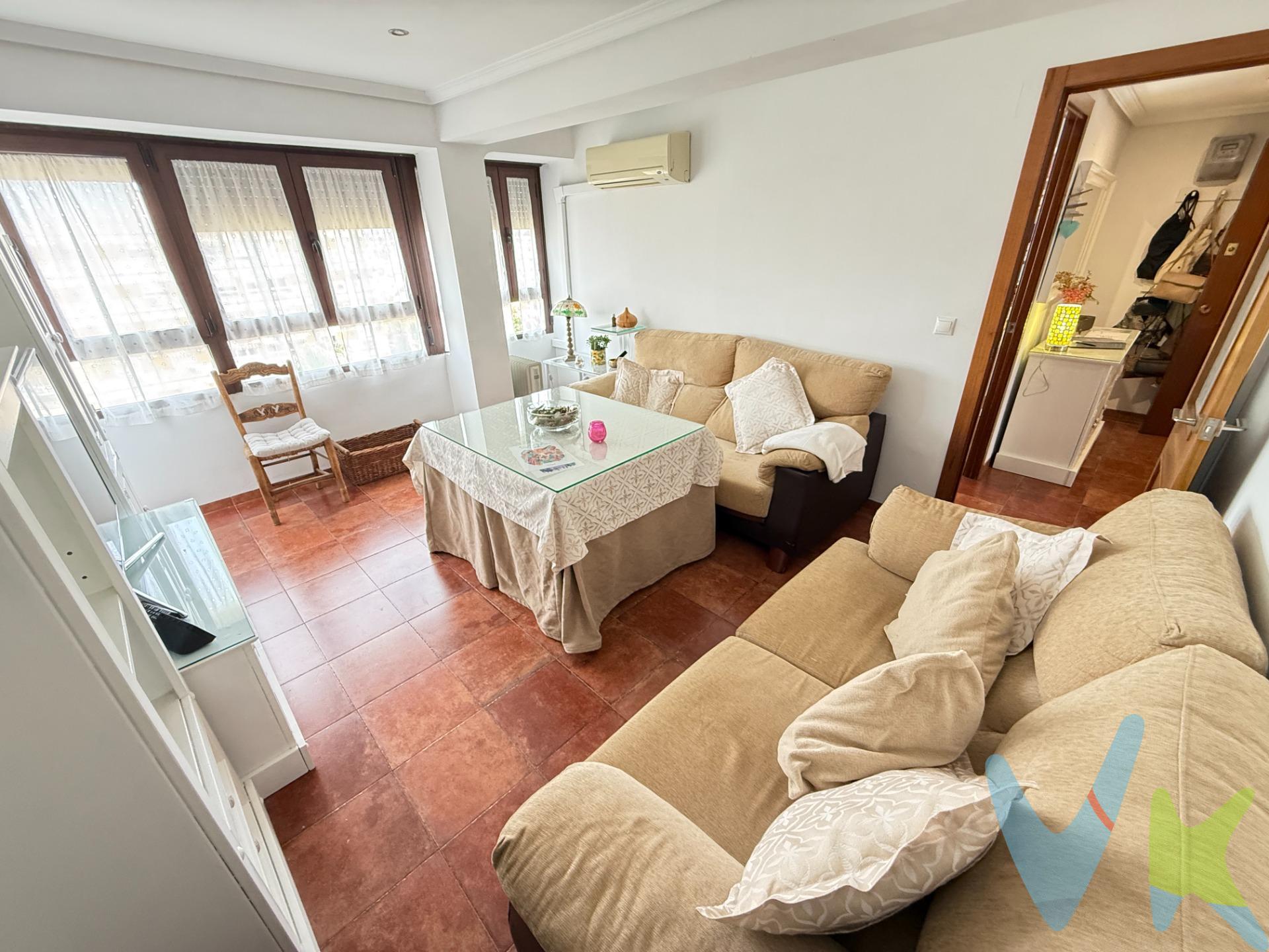 En exclusiva!! . Vivienda totalmente reformada en Avda. Granada. DISTRIBUCIÓN Y CALIDADES. Vivienda de 94 m2 construidos (75 m² útiles), que se distribuye en un hall de entrada, un luminoso salón, amplia cocina, cuatro dormitorios, el principal con baño y armario empotrado, otro junto al hall que se puede usar de despacho, un segundo baño. Dispone de muy buenas calidades como son por ejemplo:  suelo gres rústico, carpintería exterior de doble aislamiento, oscilobatiente y en color madera, carpintería interior de madera de nogal, climatización mediante splits frio y calor (tecnología invertir) tanto en el salón como en cada uno de los cuatro dormitorios. Edificio en perfecto estado de conservación, con ascensor y excelente vecindario. Portal adaptado a persona con movilidad reducida (PMR). Cuota de comunidad: 56€/mes (agua incluida). IBI: 191€ (año 2025). Destacamos de la vivienda su inmejorable estado de conservación, sus excelentes acabados tras la reforma, estando lista para ser habitada desde un primer día sin necesidad de realizar ninguna obra, adecuación y o mejora,  y que es una vivienda muy luminosa, , con vistas despejadas gracias a estar en una planta alta, orientación Noreste. Destacamos  junto con su luminosidad. OTROS DATOS DE INTERÉS. Ubicado en una séptima planta con ascensor. En un barrio totalmente consolidado y con todos los servicios a su alrededor. La vivienda se vende sin mobiliario, a excepción de la cocina y baños. excelente calidades constructivas tras su reforma. INFORMACIÓN RELEVANTE. Para cumplir con la normativa vigente tenemos a disposición del cliente el Documento Informativo Abreviado (DIA) así como la información mínima solicitada en el artículo 31 de la Ley 12/2023, de 24 de mayo, por el Derecho a la Vivienda. Respecto al precio de venta indicado, éste, no tiene caducidad, y puede ser alterados sin previo aviso. En caso de venta, el precio corresponde únicamente al inmueble, sin incluir mobiliario, salvo se indique lo contrario, y de forma expresa. En cumplimiento de las obligaciones de información previstas en la Ley 10/2025, de 28 de diciembre, de servicios de atención a la clientela y transparencia, así como en la normativa sectorial vigente, se hace constar que el precio indicado NO INCLUYE los gastos e impuestos inherentes a la adquisición, los cuales se desglosan a continuación:. •	Impuesto sobre Transmisiones Patrimoniales (ITP)(*): Se aplicará el tipo impositivo vigente en la Comunidad Autónoma de Andalucía (generalmente el 7%), sin perjuicio de tipos reducidos del 3,5%, 1,2% o 1% aplicables según las circunstancias personales del comprador o las características del inmueble. El impuesto se devenga sobre el Valor de Referencia de Catastro o el precio de venta, aquel que resulte superior. •	Honorarios Agencia del comprador: 2,5 % del precio final de venta más el 21% de IVA (con un mínimo de 3.500 € más el 21% de IVA). •	Gastos de Notaría: Los honorarios notariales se calcularán conforme al arancel oficial regulado en el Anexo I, del Real Decreto 1426/1989, de 17 de noviembre, por el que se aprueba el arancel Notarial. •	Gastos de Registro: La inscripción en el Registro de la Propiedad se facturará según el arancel oficial establecido en el ANEXO I, del Real Decreto 1427/1989, de 17 de noviembre, por el que se aprueba el arancel Notarial. •	Gastos de Gestión (Gestoría): Los honorarios por la tramitación administrativa, liquidación de impuestos e inscripción registral ascienden a unos 600€ aproximadamente (IVA incluido). (*)Para una información exhaustiva sobre el funcionamiento, tipos impositivos y bonificaciones del ITP en Andalucía, puede consultar el portal oficial de la Agencia Tributaria de la Junta de Andalucía. . FINANCIACIÓN: Si lo desea, ponemos a su disposición un estudio profesional previo, gratuito y personalizado de financiación para la compra del inmueble. 