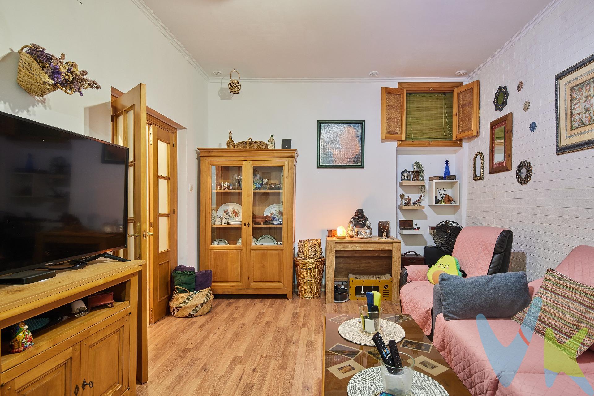 En el corazón de Cádiz, en la codiciada zona del Mentidero, se encuentra este impresionante piso que ofrece una oportunidad única para vivir cerca de la playa. Con un precio atractivo en relación a sus 148 m² de superficie, esta propiedad destaca por su excelente estado de conservación y distribución funcional. Dispone de cinco habitaciones amplias; tres de ellas con armarios empotrados que optimizan el espacio. Cocina amplia con ventilación directa al patio del edificio mediante un gran ventanal. Gran salón junto a la cocina, facilitando así su uso de comedor si se necesitase. El inmueble se completa con un cuarto de baño completo con plato de ducha. La orientación hacia el Este permite disfrutar del sol matutino a través de sus dos balcones a la calle. Además, está situado en un edificio tranquilo, con solo cuatro vecinos, favoreciendo su privacidad. A pocos pasos nos encontramos servicios esenciales, como centros comerciales, colegios y hospitales. Situado a tan solo 400 metros del mar, este piso no requiere reformas adicionales y es óptimo para entrar a vivir inmediatamente. Periodo de validez de la publicación 31/12/2026. Honorarios de agencia: 3% más IVA (21%) del precio de compraventa. Se hace constar que la agencia efectúa una labor de intermediación, y que las condiciones finales de la compraventa quedan sujetas a la aceptación expresa de la parte vendedora y formalización del contrato de compraventa. Gastos aproximados de comprador en concepto de Aranceles notariales y Registro de la Propiedad: 900 € - 1.500 €, variables según operación (Real Decreto 1426/1989 y Real Decreto 1427/1989). Operación sujeta a I.T.P. (7%) (Ley 5/2021, de 20 de octubre, de Tributos Cedidos de la Comunidad Autónoma de Andalucía). *Estimación tipos generales de gastos de compra según ley. Todos los porcentajes son aplicables sobre precio de compraventa del inmueble o valor de referencia catastral. Gastos particulares de financiación por cuenta de comprador no incluidos. Consulte con nosotros si tiene bonificaciones en su caso concreto, estaremos encantados de asesorarle con todo detalle.