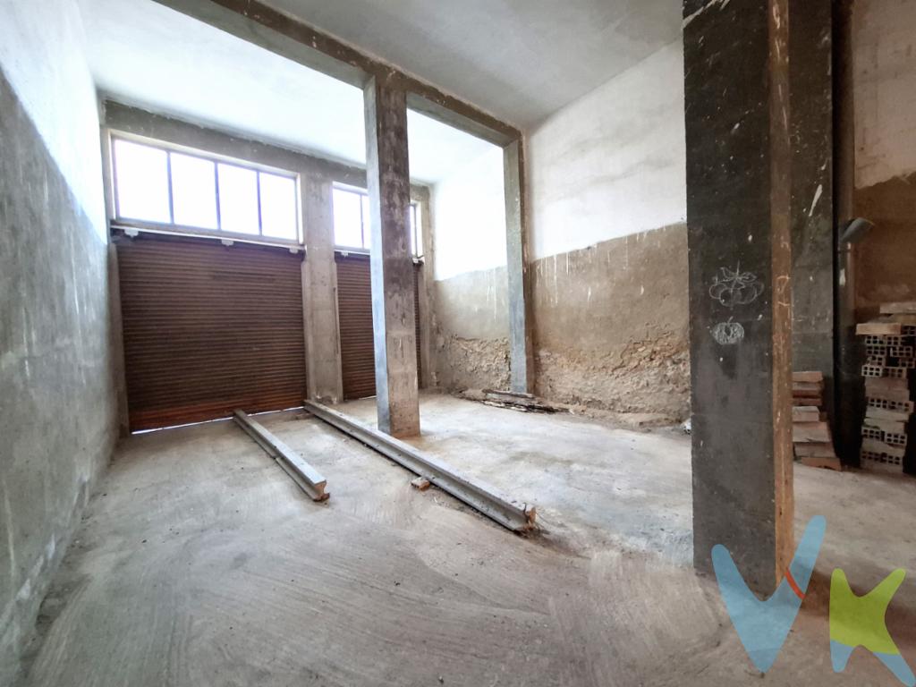 Se presenta una excelente oportunidad para establecer su negocio en la emblemática localidad de Castellón de la Plana. Ponemos a su disposición un espacioso local en venta, situado la zona de El Grao, un lugar estratégico que combina la tranquilidad del barrio con la actividad comercial. Este inmueble ofrece todo el potencial para satisfacer las necesidades empresariales más ambiciosas.La propiedad cuenta con 147 metros útiles, organizados de manera que optimizan el espacio para cualquier tipo de actividad comercial. Sus 152 metros construidos proporcionan un entorno amplio y versátil, ideal para adaptarse a su concepto de negocio, ya sea un comercio, una oficina o incluso, plantear un cambio de uso a vivienda. Su amplitud es una de sus características más destacadas, garantizando comodidad tanto para el equipo de trabajo como para los usuarios.Su localización en El Grao es otra de las ventajas a tener en cuenta. Este barrio se distingue por su vibrante vida local y su proximidad tanto al puerto como a las principales arterias de Castellón de la Plana. Por lo tanto, se convierte en un punto de interés constante para turistas y residentes. La cercanía a paradas de autobús garantiza la accesibilidad, haciendo que llegar al local sea sencillo y conveniente para los clientes y empleados.Si busca una ubicación con una amplia visibilidad, este local se convierte en la elección perfecta. Su amplia fachada llama la atención de los clientes, lo que aumenta las posibilidades de atraer clientela y potenciar su negocio.Con una oferta como esta, visitar el local es el primer paso para imaginar cómo se puede convertir en el epicentro de su actividad comercial. Un inmueble de estas características no permanece disponible por mucho tiempo, dada su excelente relación calidad-ubicación-precio.Posibilidad de financiación hasta el 100%, pregúntanos y te haremos un estudio gratuito.  Agencia Registrada con el número 1.399 en el Registro Obligatorio de Agentes Inmobiliarios de la Comunidad Valenciana. Puede consultar en la web de la GVA. Gastos e impuestos no incluidos en el precio. A título orientativo, en segundas transmisiones, el comprador abonará el Impuesto sobre Transmisiones Patrimoniales (ITP), cuyo tipo general en la Comunidad Valenciana es el 9% (*) sobre la base imponible, que será el mayor valor entre precio de compraventa, tasación o valor de referencia catastral. Gastos de notaría y Registro de la Propiedad: aproximado entre 1.000 y 2.000 euros (aranceles variables según precio, número de copias y complejidad). El comprador escoge libremente notario. El vendedor asume, por ley, los gastos que le correspondan, salvo pacto contrario. Si se precisa hipoteca, tasación, condiciones y costes bancarios según entidad elegida por el comprador; así como los gastos de gestoría y cualesquiera otros inherentes a la formalización de la compraventa. De acuerdo con la ley, no se incluyen en el precio otros gastos o tributos que legalmente correspondan al comprador. Los honorarios de intermediación inmobiliaria al vendedor no incluidos en el precio. Los honorarios de intermediación inmobiliaria al comprador: 2,5% + IVA calculados sobre el precio de venta con un mínimo de 3.000 euros + IVA(*) Consultar condiciones concretas según circunstancias personales o régimen fiscal aplicable. Puedes llamar al 722461985 y te informaremos de tu caso en concreto.El consumidor tiene derecho, conforme a la normativa vigente, a disponer de información y documentación adicional relativa al inmueble y condiciones de la compraventa, accesible en la sede física de la agencia situada en Avenida Rey Don Jaime nº74, 7ºB, Castellón de la Plana. La agencia actúa exclusivamente como intermediaria en la operación. Cualquier compraventa y sus condiciones quedan sujetas en todo caso a la aceptación expresa del vendedor del inmueble y a la posterior formalización del correspondiente contrato. El presente anuncio tiene carácter meramente informativo: la información suministrada se corresponde con la disponible a la fecha de publicación, pudiendo variar en función de las circunstancias o actualizaciones legales, contractuales y fiscales.. 