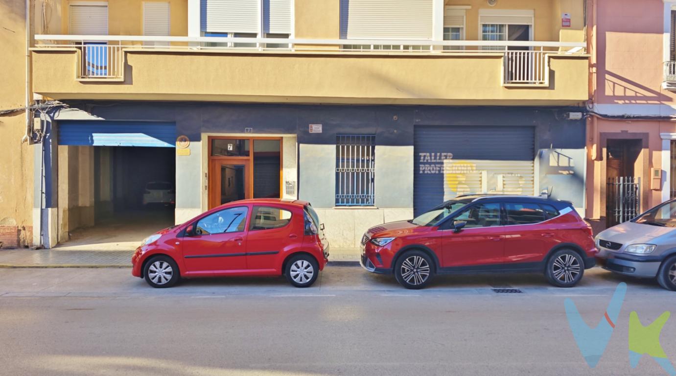 GRAN LOCAL COMERCIAL CON DOBLE ACCESO Y MÚLTIPLES POSIBILIDADES  450 m² EN TORRENT  Amplio local comercial de más de 450 m² situado en la calle Canónigo Gisvert, en Torrent, con excelente acceso y gran versatilidad para distintos usos.  El inmueble se encuentra actualmente dividido en dos espacios independientes, cada uno con su propia puerta de acceso mediante persiana tipo taller:  * Zona izquierda: aproximadamente 120 m², con suministro eléctrico y VADO en vigor, actualmente utilizado como garaje.  * Zona derecha: amplio espacio diáfano de aproximadamente 335 m², ideal para desarrollar cualquier actividad comercial o profesional sin limitaciones de superficie. La fachada total del local es de 12,80 metros lineales, lo que le aporta visibilidad y facilidad de acceso.  El local se encuentra en bruto, lo que permite adaptarlo completamente a las necesidades del proyecto. Además, ofrece la posibilidad de:  * Mantener la distribución actual en dos espacios independientes  * unificarlo nuevamente en un único local de gran tamaño  Anteriormente fue utilizado como taller mecánico, conservando elementos como foso, zona de oficinas y baño, lo que facilita su reutilización para actividades similares o su transformación a otros usos.  También representa una interesante oportunidad de inversión, ya sea para:  * Alquiler por plazas de garaje  * Arrendamiento del espacio completo  * Proyecto de adecuación y explotación comercial  Su excelente relación superficie-precio lo convierte en un activo con gran potencial.  Para más información o concertar una visita, no dude en ponerse en contacto.  Por mandato expreso del propietario, COMERCIALIZAMOS ESTE INMUEBLE EN EXCLUSIVA, lo que le garantiza el acceso a toda la información, a un servicio de calidad, un trato fácil, sencillo y sin interferencias de terceros. Por este motivo, se ruega NO MOLESTAR AL PROPIETARIO, a los ocupantes de la propiedad o a los vecinos. Muchas gracias por su comprensión.   La oferta está sujeta a cambios de precio o retirada del mercado sin previo aviso. Este anuncio en su conjunto, incluyendo textos, fotos, imágenes o cualquier otro contenido de este, no es vinculante dado que la información es ofrecida por terceros y puede contener errores. Se muestra a título informativo y no contractual.  El precio del inmueble no incluye los honorarios de la agencia que ascienden al 4%+IVA del precio final del inmueble, ni los gastos de notaría y registro de la propiedad (que están sujetos a aranceles y varían dependiendo del precio de escrituración), ni los impuestos (que en la Comunitat Valenciana varían dependiendo del precio del inmueble y de las características personales del comprador).  Esta propiedad se pone a la venta con toda la documentación comprobada y en regla, por lo que ofrecemos GARANTIAS a los compradores.