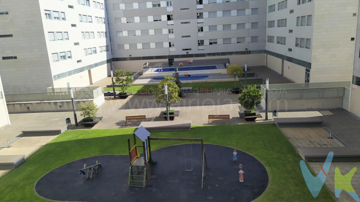  Piso con bonitas vistas con garaje trastero y piscina en Los Lirios Logroño.Descubra este piso como una oportunidad única para vivir cómodo y bien ubicado. Con una distribución pensada para familias y parejas que buscan confort, este inmueble ofrece tres habitaciones amplias y luminosas, ideales para descansar y organizar las rutinas diarias.Situado en la zona de Lirios, Universidad, destaca por su armonía entre tranquilidad y cercanía a servicios esenciales. El acceso es sencillo gracias al ascensor que facilita las movilidad dentro de la finca, especialmente en la planta tercera donde se encuentra este piso.La superficie útil de 87,89 m2 se aprovecha al máximo, creando espacios funcionales y bien ventilados. La vivienda dispone de un diseño práctico que favorece la convivencia, con estancias diferenciadas para descanso, estudio y ocio. En cuanto a la estructura, cuenta con un total de 99 m2 construidos que aportan amplitud y sensación de hogar.Una característica destacada es la terraza de 9,35 m2, donde disfrutar de momentos al aire libre sin salir de casa. Este elemento se integra de forma natural con las zonas comunes, convirtiéndose en un rincón perfecto para tomar el primer café de la mañana o relajarse al atardecer.La cocina llega equipada con electrodomésticos, lista para empezar a cocinar desde el primer día. El mobiliario y los electrodomésticos se integran en un conjunto práctico y funcional, adecuado para quien busca cocinar sin complicaciones y sin renunciar al estilo.El piso se acompaña de un garaje privado, añadiendo seguridad y comodidad al día a día. Asimismo, dispone de trastero, un espacio extra para almacenamiento que siempre se agradece en la vida familiar. Además, la comunidad ofrece una piscina, ideal para darse un baño refrescante en los días cálidos y para disfrutar de ratos de ocio sin salir de casa.La ubicación cuenta con buena conexión de transporte público, con paradas de autobús próximas que facilitan el desplazamiento hacia diferentes zonas de la ciudad, Universidad incluida. Todo ello hace que desplazarse sea cómodo y eficiente, ya sea para estudiar, trabajar o disfrutar de la vida en Logroño.El inmueble se presenta amueblado, lo que facilita la entrada inmediata y la personalización del espacio según su estilo. Cada estancia está pensada para combinar funcionalidad y confort, creando un ambiente acogedor desde el primer momento.Este piso en venta en la zona de Lirios, Universidad, representa una excelente oportunidad para invertir en una vivienda con múltiples ventajas: claras comunicaciones, servicios cercanos, zonas de ocio y una distribución pensada para el día a día. Si busca un hogar listo para habitar, con equipamiento completo y una ubicación estratégica, merece concertar una visita.No pierda la ocasión de conocer este hogar. Contáctenos para programar una visita y apreciar de primera mano la calidad de sus acabados, el confort de sus espacios y la tranquilidad que ofrece vivir en Logroño, en una zona tan solicitada como Lirios, Universidad. Le esperamos para enseñarle cada rincón y ayudarle a imaginar su vida en este piso. 