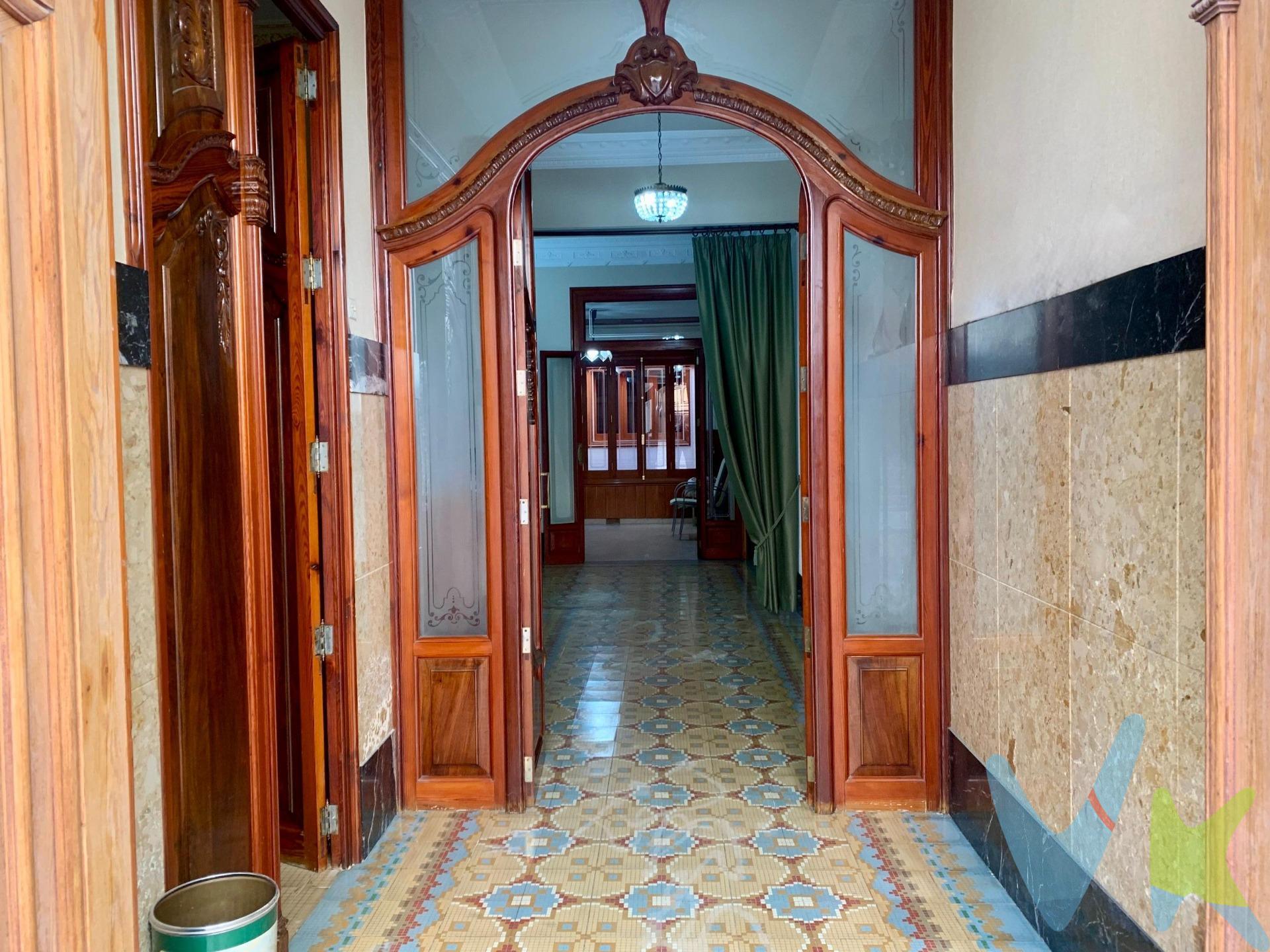 En pleno centro de Nules, se encuentra esta impresionante vivienda de grandes dimensiones, una casa con carácter, historia y una amplitud difícil de encontrar hoy en día. Con 255 m² construidos, esta propiedad es perfecta para quienes buscan espacio, comodidad y una ubicación inmejorable, sin renunciar al encanto de una casa tradicional bien conservada. Desde el primer momento, la vivienda transmite sensación de hogar. En la planta baja, un elegante vestíbulo nos conduce a una habitación doble, ideal como dormitorio, despacho o sala polivalente. En esta misma planta encontramos un baño completamente reformado con plato de ducha, un amplio salón abierto al comedor, equipado con aire acondicionado, ideal para disfrutar de reuniones familiares en cualquier época del año y una cocina office espaciosa y funcional, con acceso a una galería / lavandería y un patio privado, un auténtico oasis urbano ideal para momentos al aire libre, zona de relax o reuniones con amigos. La primera planta está destinada al descanso y ofrece cuatro habitaciones dobles, todas ellas de generosas dimensiones, acompañadas de un baño reformado con bañera, que combina comodidad y funcionalidad para el día a día. En la segunda planta, la vivienda sorprende nuevamente con tres habitaciones dobles adicionales, una encantadora terraza/solárium, perfecta para relajarse, tomar el sol o crear un espacio chill out, y una buhardilla con múltiples posibilidades: zona de ocio, estudio, gimnasio o espacio creativo. A pesar de su antigüedad, la casa se encuentra muy bien cuidada y conservada, manteniendo su esencia y ofreciendo una base sólida para entrar a vivir o personalizarla al gusto del nuevo propietario. Una vivienda con grandes posibilidades, bien conservada, con estancias amplias y una ubicación inmejorable, rodeada de todos los servicios y a un paso del corazón del pueblo. 🏡 Casas como esta no aparecen todos los días. 📍 Vivir en el centro de Nules, con espacio de sobra y mil posibilidades, ahora es posible. Los Impuestos, gastos de notaría, registro de la propiedad y honorarios de inmobiliaria no incluidos en el precio publicado. INMUEBLE CERTIFICADO DESDE ASICVAL (Asoc. Inmobiliarias Com. Valenciana) POR CASATUYA (Agente Certificador Homologado). La vivienda se encuentra en Nules población costera de 13.000 habitantes. Nules se encuentra muy bien comunicada y ubicada a poca distancia de las dos capitales de provincia, a 18 Km de Castellón de la Plana ya 55 Km. de Valencia. Con fácil accesibilidad a la vías: CV-10, la nacional 340, la autopista AP-7 y la CV-18. Además, se puede acceder por carreteras secundarias que unen la ciudad con las localidades vecinas. Ferrocarril: es un acceso cómodo tanto desde Valencia como desde Castellón, ya que la estación de RENFE se encuentra ubicada en el centro de la ciudad. Servicios de transporte: frente a la estación de ferrocarril, Nules dispone de servicios de taxi y de autobús urbano.