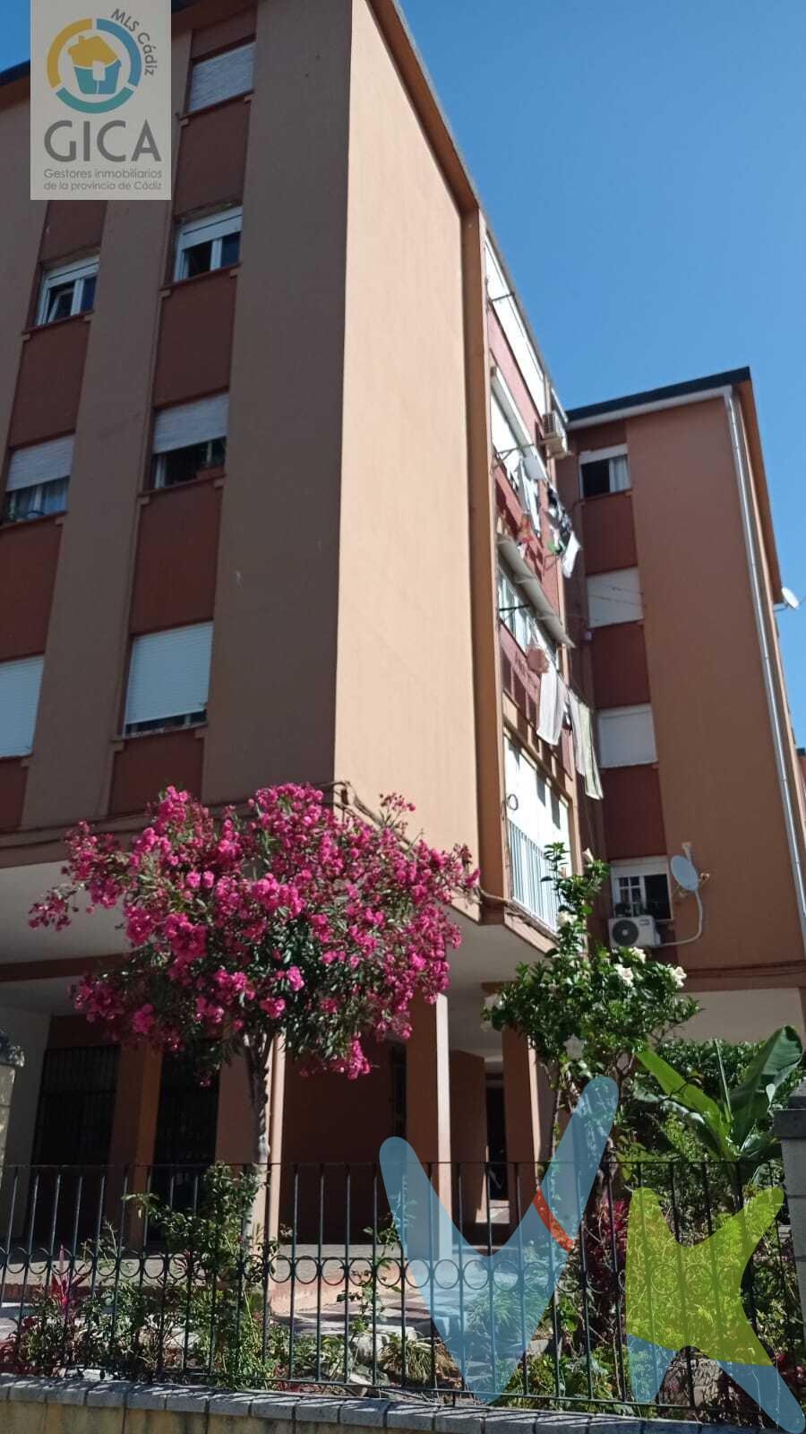 ¡Bienvenido al hogar de tus sueños! Este luminoso piso te está esperando con los brazos abiertos. Con tres habitaciones perfectas para convertirlas en el estudio, la habitación del niño o incluso ese vestidor que siempre quisiste (sí, ¡de esos donde todo se ve bien ordenadito!). El baño completo es ideal para relajarte después de un largo día y recuperar energías; además cuenta con una cocina lista para inspirar a cualquier chef aficionado - no olvides invitarme a probar esas creaciones!. Y qué decir del salón: amplio y acogedor, perfecto tanto si decides organizar una maratón de series como si prefieres hacer esa cena especial. La ubicación es simplemente inmejorable: rodeado de colegios e institutos que harán felices a los más jóvenes (y también aliviarán tu agenda), centros de salud por si acaso alguna tos asoma y comercios variados.. porque todos sabemos lo práctico que es tenerlo todo cerca. ¿Te gusta salir? Estás tan solo un paso alejado de la autovía; pero tranquilo, aquí dentro tendrás toda la paz necesaria cuando decidas quedarte en casa disfrutando este maravilloso espacio. --------------------------------------------------. Informamos a nuestros clientes que los gastos de notaría, registro, gestoría, impuestos y los honorarios de la agencia  NO están incluidos en el precio. A su vez, disponemos del documento informativo abreviado de la propiedad (según decreto 218/2005, del 11 de octubre) y de seguro de caución, para la protección del dinero entregado como señal para la reserva de una vivienda. Por mandato expreso del propietario, comercializamos este inmueble en exclusiva, lo que le garantiza el acceso a toda la información, a un servicio de calidad, un trato fácil, sencillo y sin interferencias de terceros. Por este motivo, se ruega no molestar al propietario, a los ocupantes de la propiedad o a los vecinos. Muchas gracias por su comprensión. 