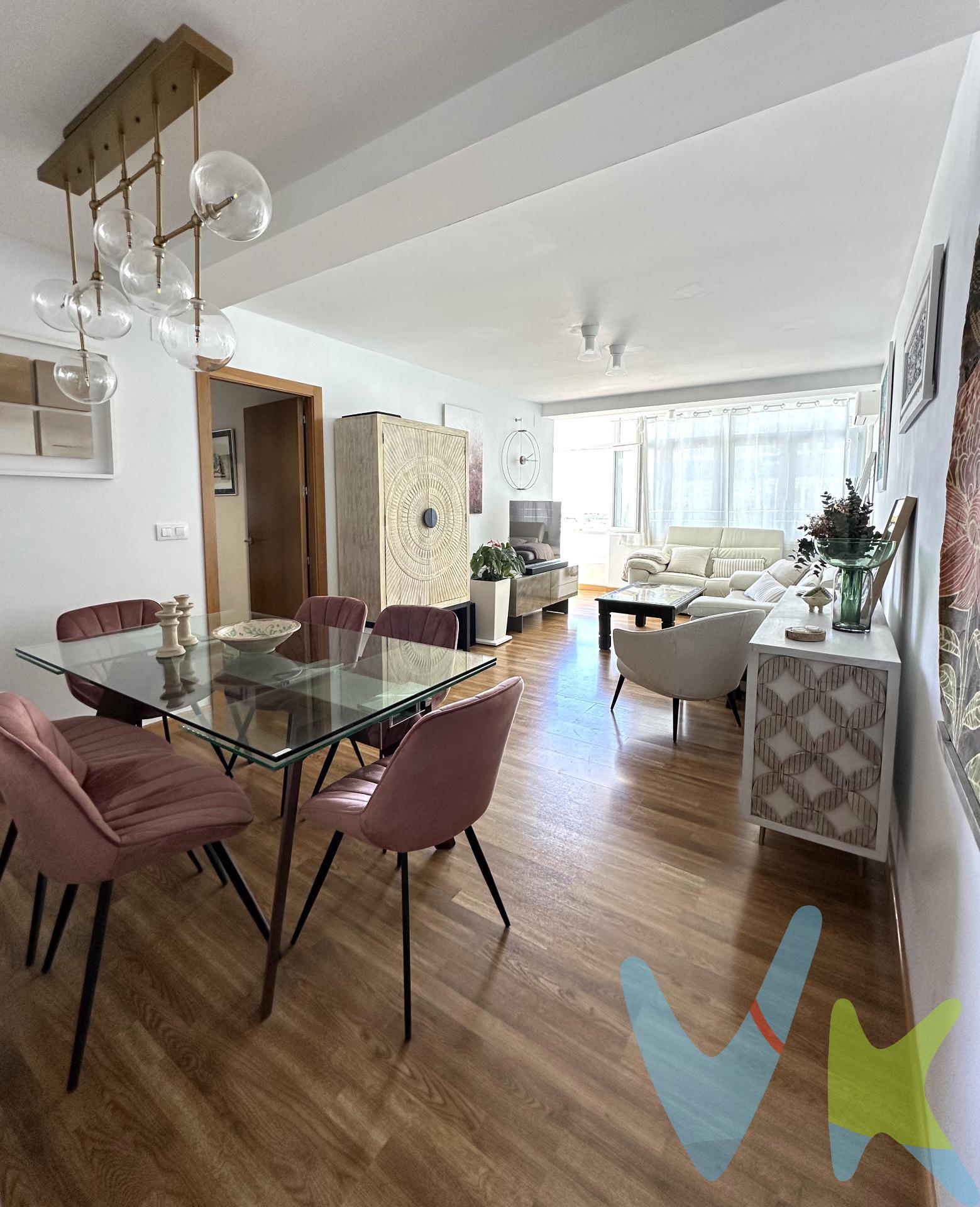 ¡Exclusivo Piso Reformado con Vistas a la Bahía de Cádiz!. Este impecable piso reformado te ofrece una oportunidad única de vivir en una de las zonas más atractivas de Cádiz. Su distribución inteligente, con una espaciosa habitación en suite con vestidor y dos habitaciones sencillas, lo convierte en el hogar perfecto para familias o aquellos que buscan espacio adicional. La reforma integral y la carpintería interior en lacado blanco aportan un toque moderno y elegante. La orientación sureste garantiza una excelente luminosidad durante todo el día, creando un ambiente cálido y acogedor. Además, disfrutarás de extras pensados para tu comodidad, como el aire acondicionado en el salón, los prácticos armarios empotrados y el acceso PMR. La finca cuenta con ascensor y ofrece dos pequeños trasteros comunitarios para almacenamiento adicional. La ubicación es inmejorable, con fácil acceso a todos los servicios que necesitas y unas vistas privilegiadas al mar. ¡No dejes pasar esta oportunidad de vivir en un piso de ensueño en Cádiz!. Características Destacadas:. Superficie Total (según Catastro): 117 m². Distribución:. 1 Amplia habitación doble en suite con vestidor. 2 Luminosas habitaciones sencillas. 2 Baños completos y modernos. Estado: Propiedad totalmente reformada con acabados de alta calidad. Cocina: Equipada con electrodomésticos. Carpintería Interior: Lacado blanco, aportando elegancia y luminosidad. Orientación: Sureste, disfrutando de luz natural durante gran parte del día. Suelo: Tarima flotante, cálida y confortable. Extras que te encantarán:. Acceso PMR: Facilidades para personas con movilidad reducida. Aire Acondicionado: En el salón para tu confort en los días cálidos. Armarios Empotrados: En una de las habitaciones sencillas y en la terraza cerrada e incluida en el salón, maximizando el espacio de almacenamiento. Ascensor: Para mayor comodidad en el día a día. Luminoso: Disfruta de una gran entrada de luz natural en todas las estancias. Trastero Comunitario: Dos pequeños trasteros disponibles para guardar bicicletas y/o algunos enseres. Ubicación Estratégica: Excelente conexión con autobuses y fácil acceso a árboles, centros médicos, colegios, la costa, hospitales, parques y supermercados. Vistas Espectaculares: Disfruta de maravillosas vistas al mar y despejadas desde tu hogar. Gastos de Comunidad: Tan solo 60 €/mes. . Precio: 350.000€. . De acuerdo con lo prevenido en el Decreto 218/2005, de 11 de octubre, se informa al cliente que los Gastos Notariales, Registrales, impuesto de transmisiones (ITP), Honorarios de intermediación, Gastos financieros, y otros gastos inherentes a la compraventa no están incluidos en el precio. . . 