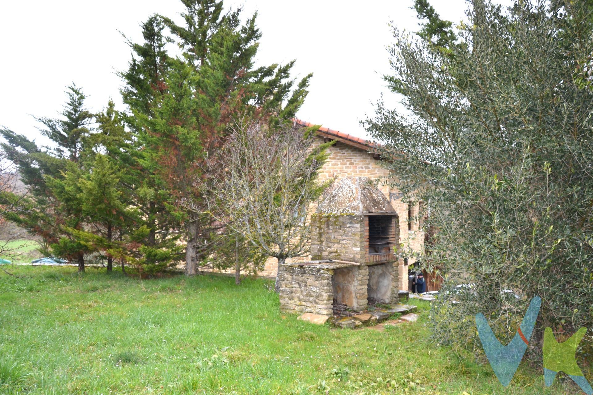 ¡Se Vende Preciosa Casa de Pueblo en Iratxeta, Junto a la Iglesia del Pueblo!. Ubicada en un entorno tranquilo y natural, esta encantadora casa de pueblo en Iratxeta, es un Concejo que pertenece al municipio de Leoz en el Valle de la Valdorba. Se ofrece como la vivienda ideal para aquellos que buscan un hogar espacioso y acogedor, a solo 37 km de Pamplona y a menos de 20 km de Tafalla. La casa, de 235 m² construidos y 218 m² útiles, se distribuye en dos plantas bien diferenciadas:. Planta Baja: Al acceder a la vivienda, nos encontramos con un garaje de 32 m², apto para 1 o 2 vehículos, adyacente a la sala de calderas. Desde aquí, un pasillo distribuidor nos lleva a 5 dormitorios (con superficies que van de los 11,86 m² a los 13,40 m²), lo que proporciona amplias estancias para descansar. Además, la planta cuenta con un baño completo con plato de ducha, ideal para mayor comodidad y funcionalidad. Planta Primera: En esta planta destaca una cocina de 21,19 m², totalmente equipada y espaciosa, perfecta para disfrutar de las mejores recetas familiares. El salón de 32 m², con chimenea, ofrece un ambiente cálido y acogedor, ideal para reuniones y momentos de relax. En esta planta también encontramos el dormitorio principal de 13,41 m², así como un baño completo con bañera, lo que ofrece una excelente opción de confort. Exterior: La propiedad se sitúa en una parcela de 803 m², lo que la convierte en un lugar perfecto para disfrutar del aire libre. El jardín privado, ideal para actividades en familia o con amigos, cuenta con una barbacoa que será el lugar perfecto para disfrutar de agradables veladas. Además, la ubicación de la vivienda, rodeada de naturaleza, garantiza tranquilidad y privacidad. Ubicación: Iratxeta es un pequeño pero acogedor municipio, ideal para quienes buscan escapar del bullicio de la ciudad. A tan solo 37 km de Pamplona y a menos de 20 km de Tafalla, se encuentra perfectamente comunicada y cercana a todos los servicios esenciales. Esta es la vivienda perfecta para quienes desean vivir en un entorno natural, pero cerca de las comodidades urbanas. Si buscas tranquilidad, comodidad y amplitud, ¡no dudes en contactarnos para agendar tu visita! Estaremos encantados de mostrarte todo lo que esta maravillosa propiedad tiene para ofrecerte. ¡No dudes en contactarnos para concertar una visita! Te atenderemos encantados. Datos meramente informativos sin valor contractual. El PVP indicado no incluye impuestos ni gastos de transmisión (ITP, Notaría, Registro..). .    . 