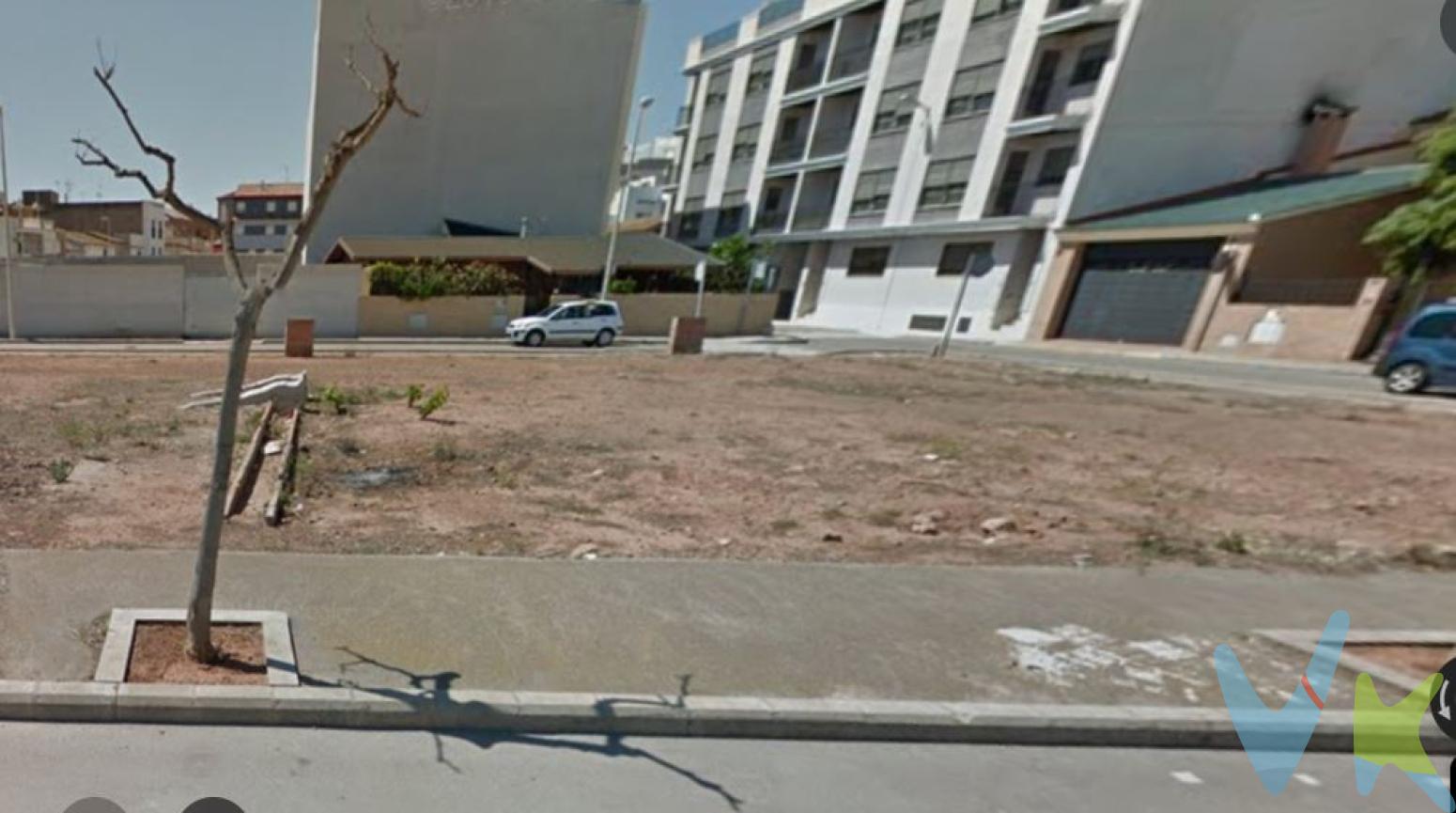 Si buscas un terreno con excelentes posibilidades de construcción en Moncófar, esta parcela de 158 m² es una gran oportunidad. Con una fachada de 7,3 metros y una profundidad de casi 22 metros, ofrece un diseño versátil que permite aprovechar al máximo su acceso a dos calles.Edificabilidad y opciones de construcciónEl terreno permite construir planta baja más tres alturas, además de sótano o semisótano, lo que brinda flexibilidad para diseñar desde una amplia vivienda unifamiliar hasta un edificio plurifamiliar con varias unidades de vivienda.Ubicación estratégica y posibilidad de ampliaciónSituada en una zona con buena conexión y servicios cercanos, esta parcela es ideal tanto para particulares como para inversores. Ideal para construir y rentabilizarYa sea para una vivienda de grandes dimensiones, un edificio de apartamentos o una inversión a futuro, este solar ofrece múltiples oportunidades.No dejes pasar esta ocasión única en Moncófar. Contáctanos para más información o para concertar una visita.