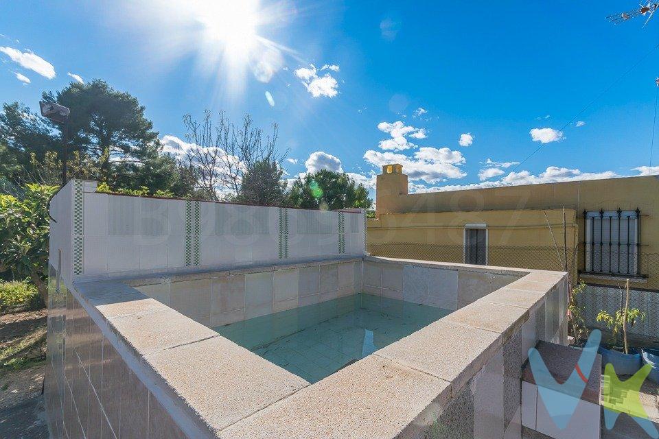 Ref. 03861 - Venta Exclusiva, preciosa casa de campo dentro de la Sierra Calderona, en el término municipal de Liria, con 1580 m² de parcela y 30 m²  de vivienda, con salón con  cocina en la misma estancia, dos pequeñas habitaciones y un aseo (sin ducha ni agua caliente). La parcela es rústica.  Pequeña balsa y gran campo con huerta y árboles frutales, campo  preparado con riego por goteo, el agua es de riego y llega a la finca por tubería y contador, con presión de 6 kg, además hay suministro eléctrico de la compañía Iberdrola dado de alta. Vivienda ubicada a 11 km de la población de Lliria.  El entorno es espectacular, verde y montañoso, disfruta por poco dinero de fines de semana en la montaña.  Honorarios: 3.000,00€ + IVA 21%.  Por expreso deseo del propietario, este inmueble se comercializa en exclusiva por nuestra empresa para poder atender a los interesados con los mas altos estándares de calidad y profesional rogamos no molestar a la propiedad , tratar de contactar, o averiguar información de la misma, ya que no desea el trato directo .Si desea visitar el inmueble, contacte con nosotros.  Si eres un profesional inmobiliario y tienes un cliente al que le interesa visitar esta vivienda, no dudes en contactar con nosotros. Gracias.  .  Información al consumidor:.  La compra del inmueble por parte del interesado tiene un coste de honorarios a favor de la empresa por importe de 3630€, por los servicios que se detallan a continuación:.  Supervisión de la documentación del inmueble y verificación de su estado registral y catastral, ofreciendo seguridad en la compra al cliente.  Negociación con el vendedor.  Redacción de contratos.  supervisión y seguimiento de la operación hasta su firma y acompañamiento a la notaria.  Presentación a las entidades financieras por la empresa del cliente para la obtención de la financiación si el cliente lo necesita.  Acompañamiento al tasador de la entidad seleccionada por el cliente para tasar la vivienda.  Visita o visitas necesarias para ver de nuevo el inmueble, tomar medidas o cualquier cuestión que se necesite aclarar incluyendo desplazamiento y atención personalizada de un agente asignado al cliente.  Cambio de suministro eléctrico si existe.  Asesoramiento del cambio del suministro de agua.  Cambio de suministro de gas si existe.