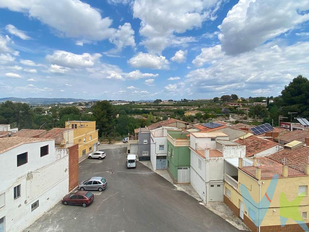¡No pierdas la oportunidad de construir la casa de tus sueños en un terreno urbano y urbanizable de 450 metros cuadrados en Albaida! Este terreno cuenta con una ubicación privilegiada en una zona tranquila y residencial, perfecta para disfrutar de la tranquilidad y el confort que mereces. . Además, su tamaño permite la construcción de un chalet adosado de dos plantas, con todas las comodidades y detalles que deseas. ¡No lo pienses más y haz realidad tu proyecto de vida en este maravilloso terreno!