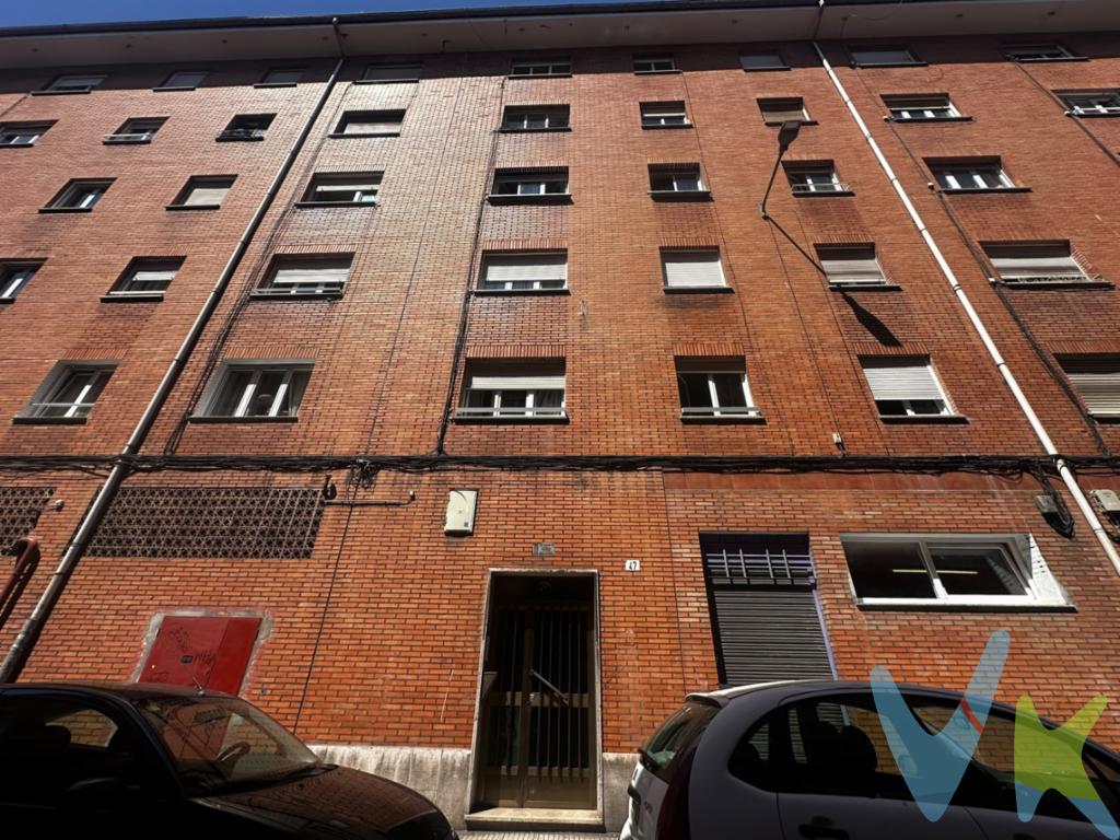 Si buscas una vivienda amplia, luminosa y en una de las zonas con mayor calidad de vida de Gijón, esta es una excelente oportunidad. Situada en La Calzada, a escasos minutos caminando de la playa del Arbeyal, esta vivienda combina amplitud, comodidad y una ubicación privilegiada con todos los servicios al alcance.Ubicada en la quinta planta de un edificio con ascensor, dispone de 113 m² construidos (89,53 m² útiles) distribuidos de forma práctica y funcional.La vivienda se distribuye en:4 amplios dormitorios.Salón espacioso y muy luminoso.Cocina independiente.1 baño completo y 1 aseo.Excelente distribución con múltiples posibilidades de actualización.Uno de sus grandes atractivos es su doble orientación sureste-noroeste, que proporciona una magnífica ventilación cruzada y abundante luz natural durante todo el día. El salón y el dormitorio principal, orientados al sureste, disfrutan de un agradable sol de mañana, mientras que el resto de dormitorios reciben una excelente iluminación a lo largo de la tarde.La vivienda se encuentra en buen estado de conservación, permitiendo entrar a vivir o actualizarla según las necesidades del nuevo propietario para convertirla en un hogar completamente personalizado.Una ubicación para disfrutarLa Calzada es uno de los barrios más consolidados de Gijón y ofrece todos los servicios necesarios para el día a día: supermercados, comercios, colegios, centros de salud, instalaciones deportivas y una amplia oferta de ocio y restauración.Además, cuenta con excelentes comunicaciones mediante autobús y tren, facilitando el acceso al centro de la ciudad y al resto de Gijón. A ello se suma la cercanía a la playa del Arbeyal y su paseo marítimo, un entorno perfecto para pasear, practicar deporte o disfrutar del mar durante todo el año.Por su amplitud, luminosidad, orientación y ubicación, esta vivienda es una magnífica opción tanto para familias como para quienes buscan una inversión con gran potencial de revalorización.Ven a visitarla y descubre todo lo que puede ofrecerte. Puede ser el hogar que estabas esperando.El precio de venta no incluye el Impuesto de Transmisiones Patrimoniales ni los gastos de Notaría y Registro.