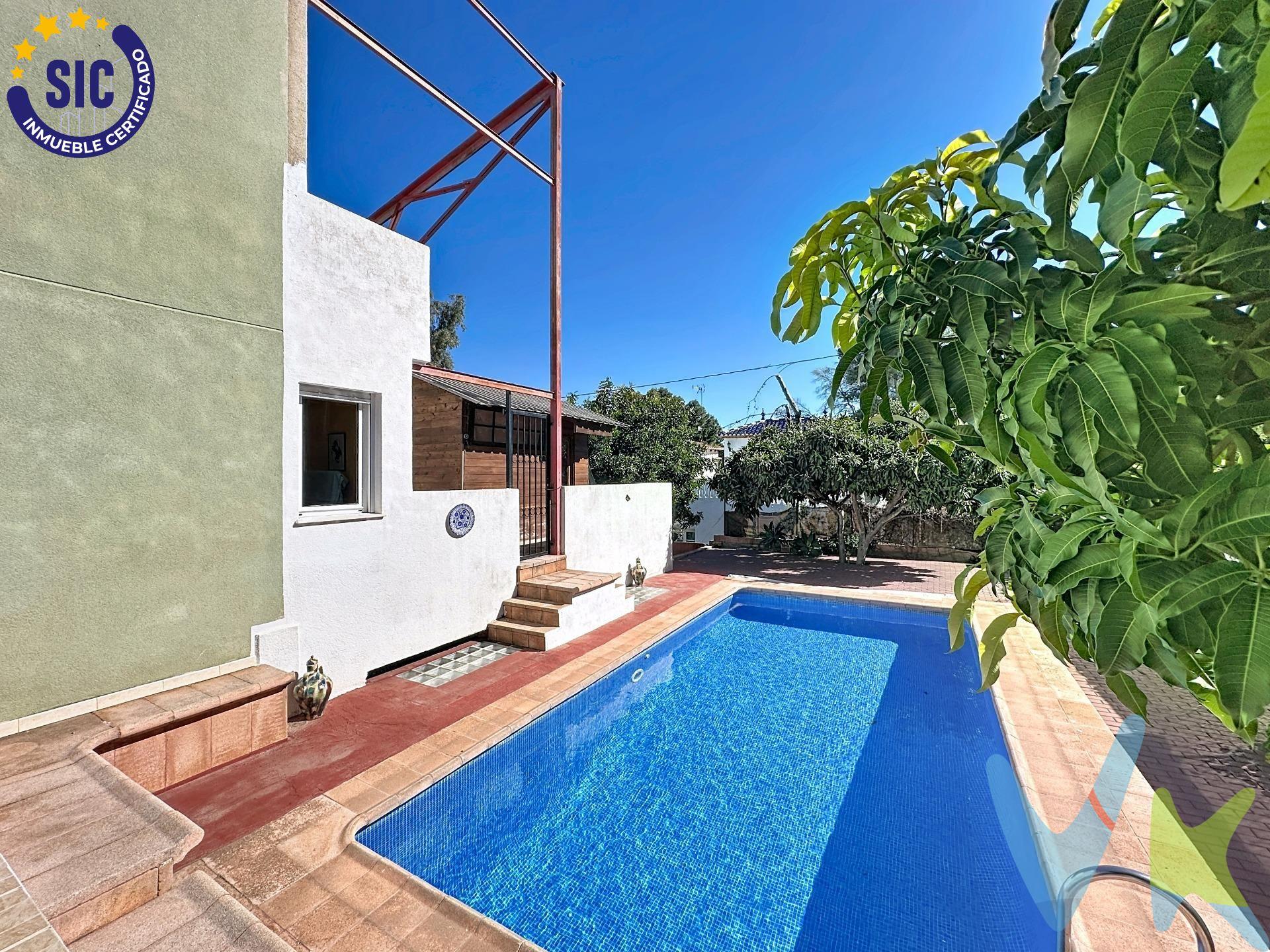 En una de las zonas residenciales más consolidadas de La Pedrera, en Dénia, se encuentra esta vivienda independiente de 369 m² construidos, sobre parcela privada con piscina y vistas abiertas al mar y a la montaña. Una propiedad con personalidad, amplitud y múltiples posibilidades. Planta principal. Salón-comedor amplio y luminoso, cocina independiente, dos dormitorios dobles, baño completo, gran terraza de más de 60 m² junto a la piscina y zona de barbacoa. Desde esta planta se accede a una construcción auxiliar de madera independiente, ideal como estudio, despacho o dormitorio de invitados. Planta superior. Dormitorio principal, baño completo, zona de estudio abierta y terraza privada con vistas abiertas y ligera vista al mar. Un espacio perfecto como suite o zona de trabajo. Planta semisótano (186 m², acceso independiente). Actualmente garaje y espacio auxiliar, con gran potencial para apartamento independiente (previo estudio técnico), zona profesional, gimnasio o área de ocio. Exterior y extras. Piscina privada, diferentes ambientes exteriores, árboles frutales: olivo, nisperero, mandarino, limonero, 2 mangos y 6 naranjos; aljibe de 70.000 litros además de conexión a red municipal, con cerramiento de termoarcilla en las plantas altas, Cubierta con doble aislamiento de lana de roca, aire acondicionado y chimenea. La vivienda ofrece una base estructural muy sólida y una distribución muy interesante. Algunos espacios pueden actualizarse estéticamente para personalizarla y revalorizarla. Ideal para quien busca metros reales, independencia y vistas en una zona residencial consolidada de Dénia. VENTA:. PVP 550.000€. Gastos e impuestos no incluidos en el precio. La compra conlleva impuestos y gastos de formalización para el comprador. A título orientativo se informa que en segundas transmisiones el ITP con carácter general en  Valencia es del 9%, pudiendo existir otros tipos impositivos atendiendo a las circunstancias  personales del comprador u otras circunstancias previstas legalmente. Base imponible del impuesto el mayor valor entre el precio de compraventa, la tasación o el valor de referencia catastral. En cuanto a los gastos de notaría y registro, en su caso,  suelen oscilar aprox; entre 1,5% y 2,5% (aranceles variables según precio, n.º de copias y complejidad). El comprador elige notario. Si el comprador precisase de hipoteca: tasación, condiciones y costes bancarios serán según entidad elegida por el comprador, así como los gastos de gestoría, y cualesquiera otros gastos inherentes a la formalización de la compraventa que legalmente correspondan a la parte compradora, salvo pacto expreso en contrario con el vendedor. El consumidor tiene, conforme a la normativa vigente, a su disposición información y documentación adicional relativa al inmueble y condiciones de la compraventa, que podrá ser consultada en C/Joaquín Costa 4, bajo 46005 Valencia o urbe2@remax.es. Honorarios de mediación inmobiliaria a cargo del VENDEDOR (según acuerdo con el mismo). Se informa al consumidor que la agencia actúa como intermediaria inmobiliaria en la operación, estando cualquier eventual compraventa y sus condiciones sujeta a la aceptación expresa del propietario-vendedor y a la posterior formalización del correspondiente contrato.
