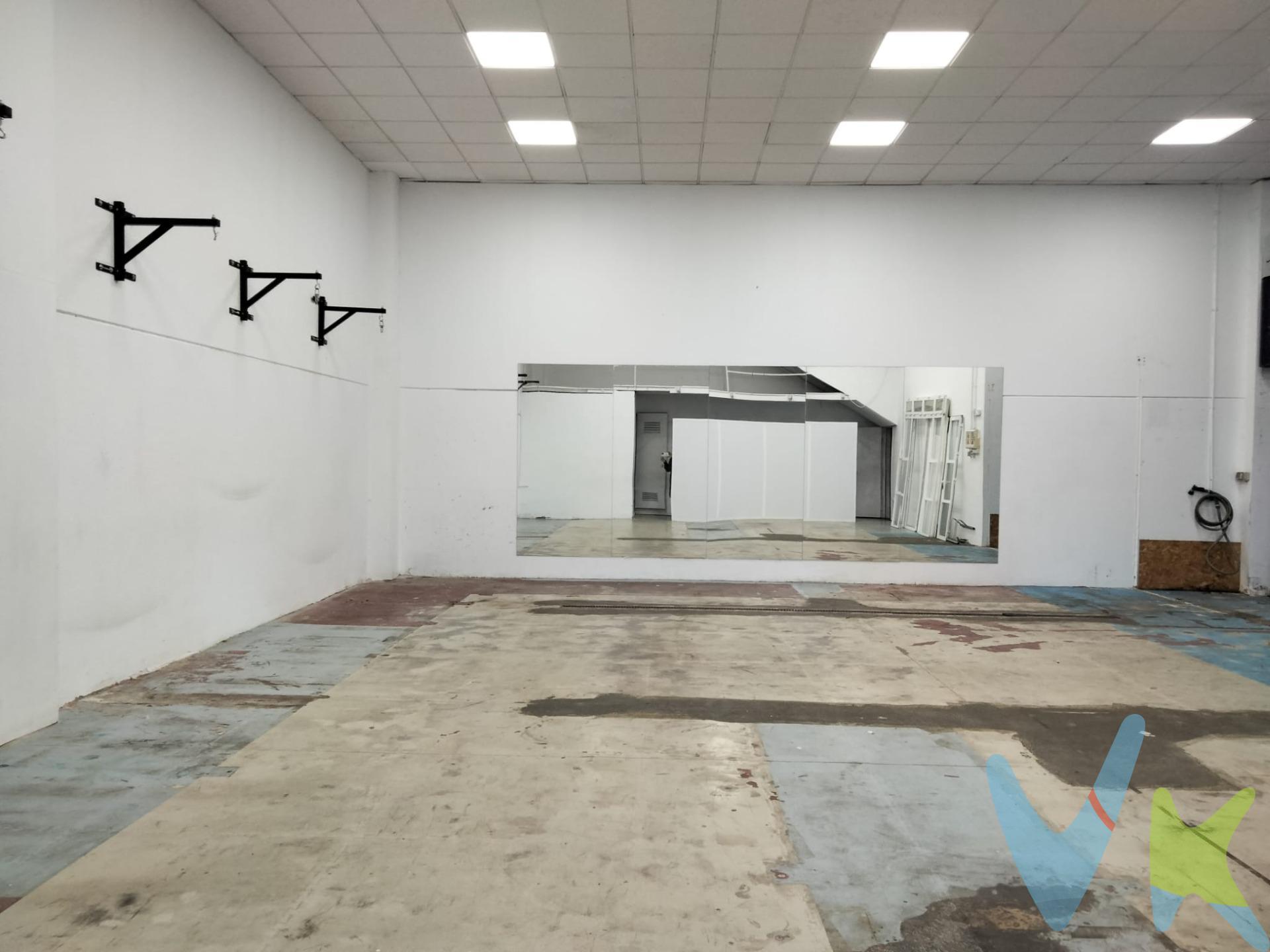 Excelente oportunidad de inversión o emprendimiento en una de las zonas más dinámicas y consolidadas de Puerto Real. El local ofrece una estructura limpia y versátil lista para ser adaptada a cualquier actividad comercial. - Superficie: 125 m² totalmente aprovechables. - Distribución: Planta diáfana, techos de gran altura y cuarto de baño completo. - Ubicación: Entorno de gran afluencia, rodeado de zonas de ocio y parques infantiles, garantizando visibilidad y tránsito peatonal. - Potencial: Ideal para clínicas, centros de formación, estudios de yoga o oficinas corporativas. En cumplimiento de las obligaciones de información previstas en la Ley 10/2025, de 28 de diciembre, de servicios de atención a la clientela y transparencia, así como en la normativa sectorial vigente, el precio indicado no incluye los gastos e impuestos inherentes a la adquisición, los cuales se desglosan estimados o con posibilidad de calcularlos a continuación. • IMPUESTOS A CARGO DEL COMPRADOR: En el caso de IVA (Impuesto de Valor Añadido) al tipo vigente del 10%, de acuerdo con la Ley 37/1992, de 28 de diciembre, del impuesto sobre el Valor Añadido. En el caso de ITP (Impuestos de Transmisiones Patrimoniales) el 7% sobre el mayor de los valores entre el precio de venta o el valor de referencia catastral, pero en casos especiales se puede ver reducido al 6% o al 3,5% en función de las condiciones del comprador, en virtud de lo dispuesto en el Ley 5/2021, de 20 de octubre, de Tributos Cedidos de la Comunidad Autónoma de Andalucía. • NOTARÍA y REGISTRO: Son gastos sometidos a arancel, el importe exacto dependerá del precio final de la compraventa, número de copias de la escritura, número de páginas de la escritura, complejidad, etc., todo ello de acuerdo con lo dispuesto en el anexo I del Real Decreto 1426/1989, de 17 de noviembre, por el que se aprueba el Arancel de los Notarios, y con el Real Decreto 1427/1989, de 17 de noviembre, por el que se aprueba el Arancel de los Registradores de la Propiedad. • HONORARIOS PROFESIONALES DE LA AGENCIA INMOBILIARIA: No incluidos en el precio de compra, y su importe a cargo del comprador será de un 3% más IVA sobre el precio de venta, con un mínimo de 3.000 Euros más IVA. • EN CASO DE FINANCIACIÓN BANCARIA: El importe de los gastos de la misma deberán ser consensuados con la entidad bancaria que vaya a financiar la operación. • Se ruega contacten directamente con la agencia a fin de poder facilitarles una oferta personalizada que incluya el cálculo del precio definitivo en función de las circunstancias personales de cada comprador. Se hace constar que la agencia efectúa una labor de intermediación, y que las condiciones finales de la compraventa quedan sujetas a la aceptación expresa de la parte vendedora y a la ulterior formalización del contrato . 