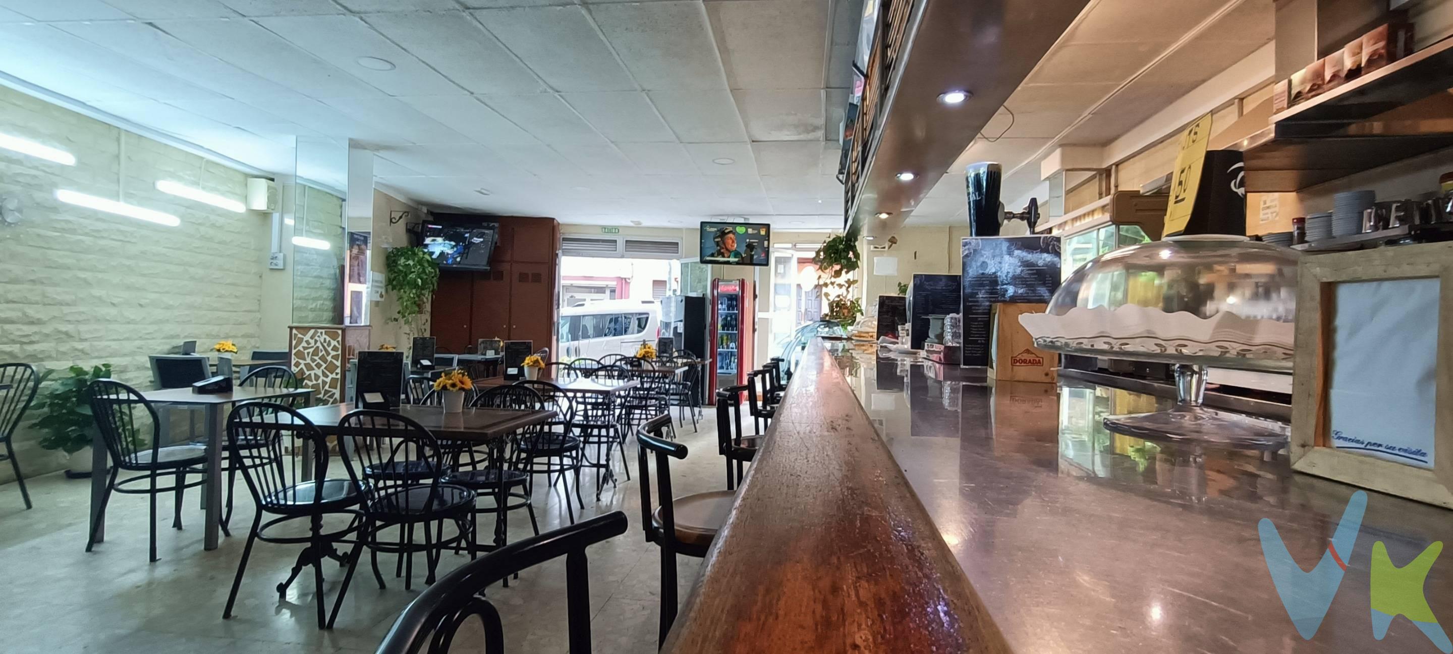 Local comercial muy bien ubicado. De la cual esta a la venta el 50% de la propiedad. Consta de dos plantas. La planta de acceso con dos grandes puertas de acceso desde la avenida y en la parte posterior ventanas con vistas, en esta planta se encuentran dos amplios aseos. La planta inferior (Semi sótano) cuenta con amplas ventanas con vistas a la parte posterior y cuenta con dos aseos. Actualmente el local se encuentra alquilado con un restaurante en pleno funcionamiento y muy bien montado, En la planta de acceso con la zona de comedor y barra, y en la parte inferior una cocina bien equipada, despensa, y una amplia zona para múltiples usos. Datos meramente informativos sin valor contractual. Impuestos y gastos de transmisión no incluidos en el precio de venta.