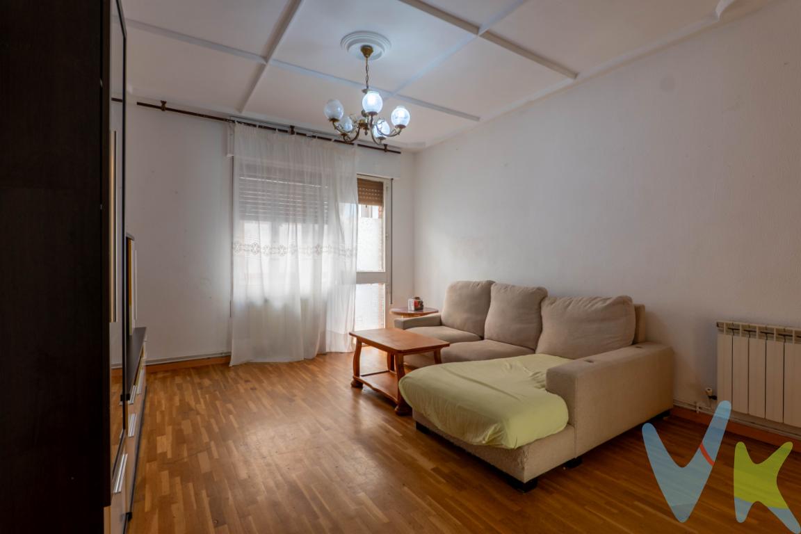 Se vende vivienda situada en la calle Canga Argüelles nº 5, una ubicación privilegiada en pleno entorno de Marqués de Casa Valdés, a escasos pasos del mar y de una de las zonas más emblemáticas y demandadas de Gijón.La calle Canga Argüelles desemboca directamente en el paseo marítimo, lo que convierte esta propiedad en una excelente oportunidad para quienes desean vivir cerca de la playa, disfrutar del centro de la ciudad y tener todos los servicios a mano: comercios, supermercados, restaurantes, transporte público, zonas de ocio y paseo.La vivienda se encuentra en una primera planta, aunque por su parte exterior cuenta con más altura de lo habitual, aportando una sensación de mayor privacidad y luminosidad.Con aproximadamente 100 metros útiles, ofrece una distribución amplia, versátil y con muchas posibilidades. Actualmente dispone de un salón diáfano con vistas a la calle, una cocina independiente con despensa y, a través de ella, acceso a una zona que antiguamente correspondía al servicio, compuesta por un dormitorio y un cuarto de baño.La zona principal de descanso cuenta con tres dormitorios de buen tamaño y un segundo cuarto de baño. El salón y dos de los dormitorios dan a la propia calle Canga Argüelles, mientras que la cocina, el antiguo dormitorio de servicio y otro dormitorio se orientan a un amplio y luminoso patio de manzana, lo que garantiza luz natural y tranquilidad en varias estancias.Se trata de una vivienda con carácter, amplitud y una ubicación difícil de mejorar, ideal tanto para quienes buscan una residencia habitual junto al mar como para quienes desean invertir en una propiedad con gran potencial en una de las zonas más atractivas de Gijón.Se informa a los interesados que el precio de venta indicado no comprende el Impuesto de Transmisiones Patrimoniales (ITP) , los gastos asociados a la compraventa (notaría, registro de la propiedad y otros) ni los honorarios de la agencia inmobiliaria a cargo del comprador. 
