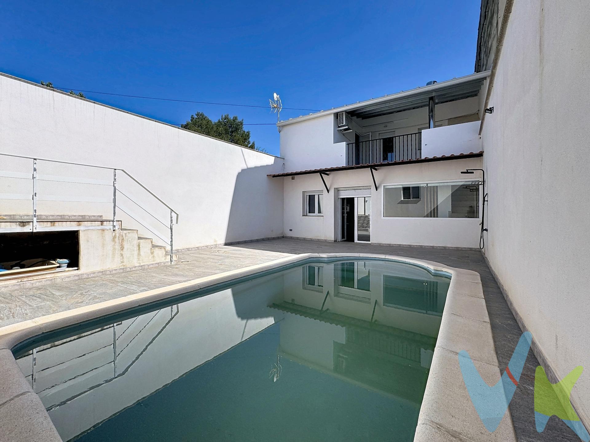 Se presenta una oportunidad inigualable para adquirir una vivienda singular, totalmente reformada con un enfoque en el diseño moderno, la funcionalidad y la máxima calidad de vida. Detalles Clave de la Propiedad:. Ubicación Premium: Benigànim, provincia de Valencia. Disfrute de un entorno sereno con servicios esenciales al alcance. Diseño Interior: Distribución funcional que aprovecha cada metro cuadrado, maximizando la entrada de luz natural y creando ambientes abiertos y confortables. Los acabados son de primera calidad, garantizando durabilidad y estética contemporánea. Planta Baja: El Corazón Social y de Descanso. Esta planta ha sido diseñada como el eje central de la vida familiar, integrando de manera fluida las zonas comunes con el acceso a las áreas exteriores y de servicio. Cocina-Comedor Integrada: Un espacio diáfano y moderno, ideal para el ocio y la vida diaria. Área de Descanso Principal: Dispone de dos habitaciones dobles en esta planta, ideal para personas con movilidad reducida o para establecer un despacho/sala de juegos. Una de ellas destaca por su vestidor privado, ofreciendo una solución de almacenamiento superior. Baño Completo: Un baño de servicio elegante y funcional. Patio Exterior con Piscina: Desde el salón se accede directamente a un maravilloso patio, el oasis privado de la casa. Incluye una piscina perfecta para refrescarse en los meses de verano y crear un ambiente de relax y disfrute al aire libre. Garaje Privado: Acceso directo a un espacioso garaje con capacidad para dos vehículos (garaje doble), proporcionando seguridad y comodidad inigualables. Planta Alta: . Dormitorios Adicionales: Se encuentran dos amplias habitaciones dobles, ambas equipadas con grandes armarios empotrados. Baño Completo: Un segundo baño completo, con el mismo nivel de calidad y diseño, dando servicio a los dormitorios de esta planta. Zona de Lavandería: Un área dedicada y separada para la lavadora y secadora. Terraza Techada: Disfrute de un espacio exterior cubierto, ideal para usar como zona de lectura, gimnasio exterior o simplemente para relajarse sin depender de las inclemencias del tiempo. PVP 199.000€. Gastos e impuestos no incluidos en el precio. La compra conlleva impuestos y gastos de formalización para el comprador. A título orientativo se informa que en segundas transmisiones el ITP con carácter general en  Valencia es del 10%, pudiendo existir otros tipos impositivos atendiendo a las circunstancias  personales del comprador u otras circunstancias previstas legalmente. Base imponible del impuesto el mayor valor entre el precio de compraventa, la tasación o el valor de referencia catastral. En cuanto a los gastos de notaría y registro, en su caso,  suelen oscilar aprox; entre 1,5% y 2,5% (aranceles variables según precio, n.º de copias y complejidad). El comprador elige notario. Si el comprador precisase de hipoteca: tasación, condiciones y costes bancarios serán según entidad elegida por el comprador, así como los gastos de gestoría, y cualesquiera otros gastos inherentes a la formalización de la compraventa que legalmente correspondan a la parte compradora, salvo pacto expreso en contrario con el vendedor. El consumidor tiene, conforme a la normativa vigente, a su disposición información y documentación adicional relativa al inmueble y condiciones de la compraventa, que podrá ser consultada en C/Joaquín Costa 4, bajo 46005 Valencia o urbe2@remax.es. Honorarios de mediación inmobiliaria a cargo del  COMPRADOR: (3% del precio final de venta más IVA (21%), salvo otro pacto.); y de VENDEDOR (según acuerdo con el mismo). . Se informa al consumidor que la agencia actúa como intermediaria inmobiliaria en la operación, estando cualquier eventual compraventa y sus condiciones sujeta a la aceptación expresa del propietario-vendedor y a la posterior formalización del correspondiente contrato.