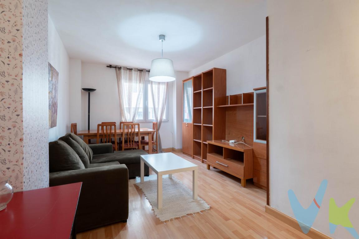¡Oportunidad en el barrio de La Arena, Gijón!  Se vende acogedor piso con ascensor de 2 habitaciones, baño completo, salón  y cocina independiente, situado en una de las zonas más emblemáticas y cotizadas de la ciudad, a escasos metros de la playa de San Lorenzo.  ¿Quién no ha soñado con bajar desde casa a la playa en chanclas y con la toalla al hombro?Si ese es tu deseo tenemos  a la venta el piso ideal para que puedas hacer tu sueño realidad, ya que esta vivienda se encuentra ubicada en el solicitado barrio de La Arena y situada a escasos 50 metros de la playa de San Lorenzo y muy cerca del pulmón verde de Gijón, el bonito parque de Isabel La Católica. La Arena es uno de los barrios mas demandados además de por estar al lado de la playa por su cercanía al centro de la ciudad y por su amplia oferta de locales de ocio muchos de ellos con terraza y su buen ambiente en las tardes soleadas de verano cuando la gente se sienta a disfrutar de una cerveza tranquila al volver de la playa, variedad de comercios, servicios y supermercados hacen de este barrio el lugar ideal tanto para vivir como  para tener una segunda residencia. Ubicado en un edificio con fachada recientemente rehabilitada y portal en buen estado, esta vivienda ofrece una excelente opción tanto como segunda residencia para disfrutar de la costa asturiana, como inversión por su alta rentabilidad en alquiler.  Rodeado de todos los servicios (supermercados, transporte, hostelería, centros de salud, etc.), y con muy buena comunicación, este piso está listo para entrar a vivir o actualizar según tus preferencias.    ¡No dejes pasar esta oportunidad en una de las mejores zonas de Gijón! Contáctanos para más información o para concertar una visita.En el precio publicitado no está incluido el Impuesto de Transmisiones Patrimoniales ni los gastos de notaria y registro