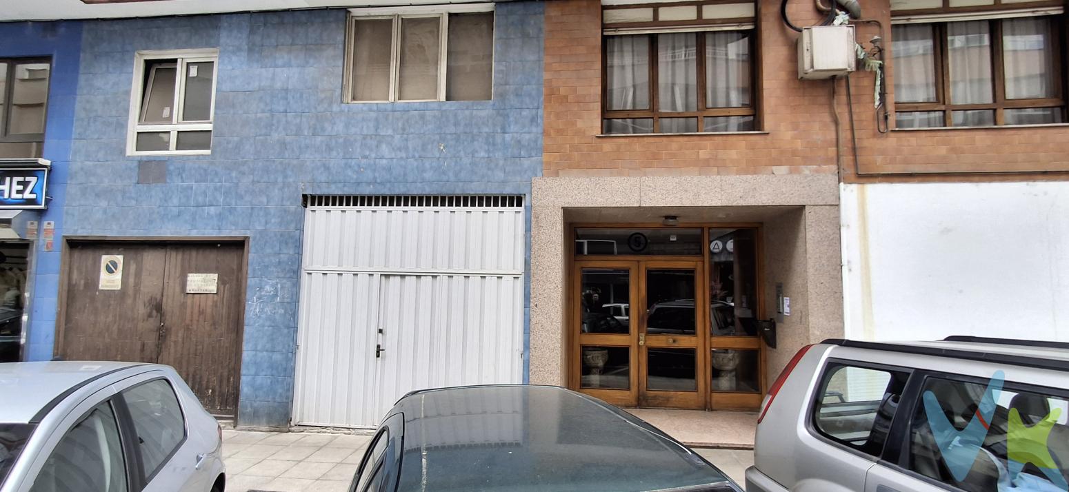  ¡Haz realidad tu proyecto en el corazón de la ciudad! Si buscas visibilidad, accesibilidad y posibilidades, este local comercial en pleno centro de Torrelavega lo tiene todo. Ubicado a escasos metros del Palacio de Justicia, la Avenida España, el Parque Manuel Barquín, el Ayuntamiento y el Ferial de Ganados, tendrás un flujo constante de gente y la mejor conexión con la vida urbana.Con 77 m² construidos en dos plantas, orientación suroeste y portón de garaje, es ideal tanto para recibir mercancía como para facilitar el acceso de clientes. Además, cuenta con cabrete y un gran ventanal, perfecto para aprovechar la luz natural o crear un espacio de oficina o almacén extra.El local está en bruto, lo que te permite diseñarlo desde cero según tus necesidades, sin condicionantes previos. Da igual si estás pensando en abrir una tienda, una oficina o un estudio creativo: este espacio te da total libertad.Una oportunidad única para emprender en una de las zonas más vivas y con mayor proyección de Torrelavega. ¿Lo vemos?