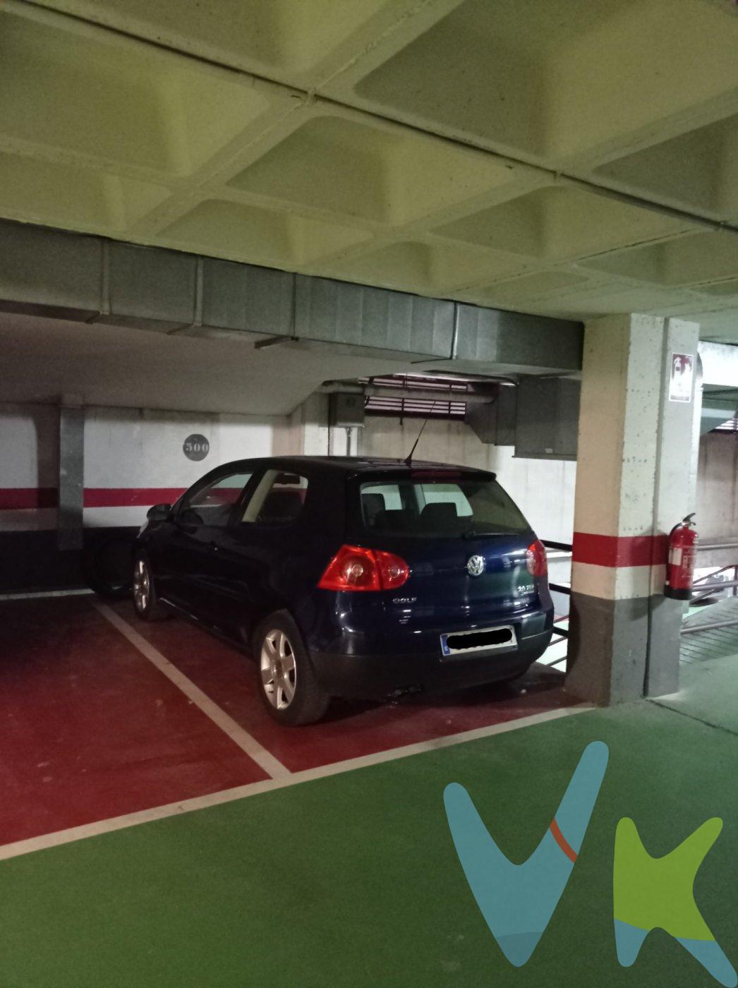 plaza de garaje en la comunidad de Avda. Juan Pablo II nº70. Se sitúa en una cómoda entreplanta con fácil y rápido acceso . Planta rectangular idónea para coche mediano.  Garaje del año 2000, cuidado y con atento conserje en la finca.  Rodadura y giros amplios. Dos accesos.