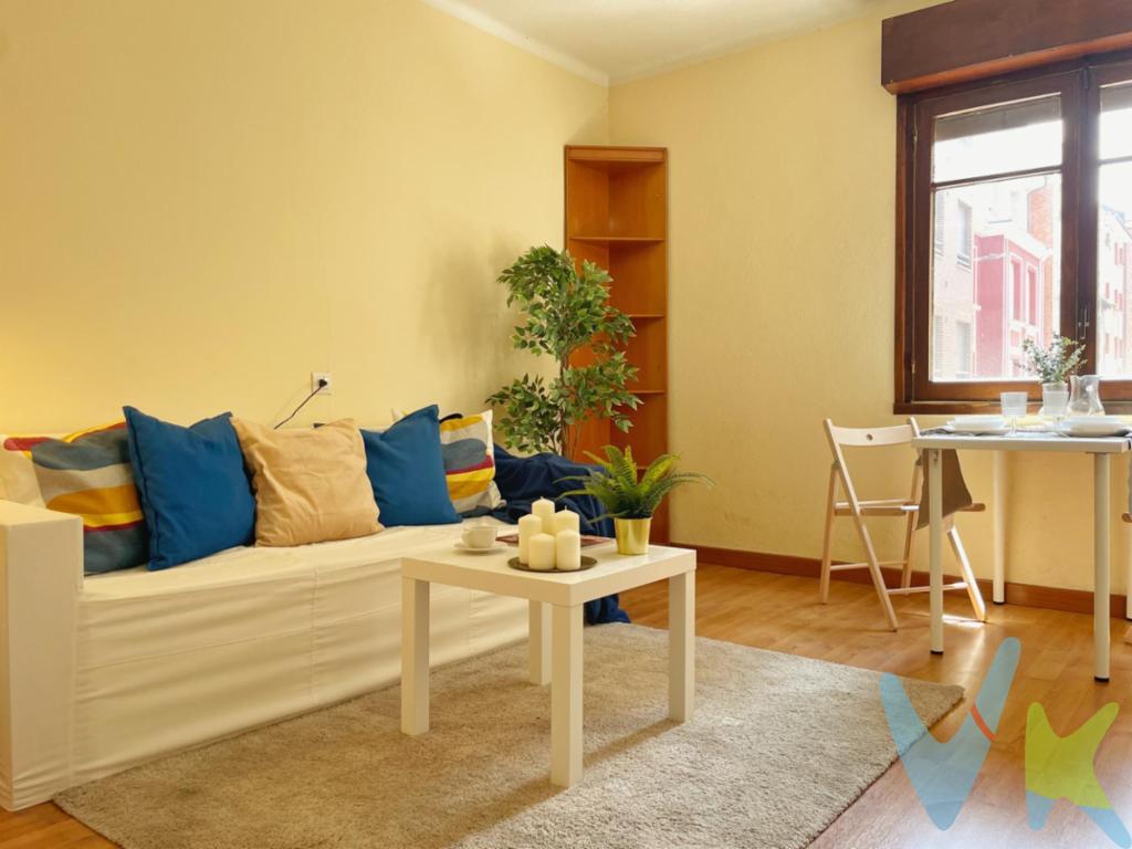 Descubre esta espaciosa vivienda situada en la calle San José, 76, en una ubicación privilegiada de Gijón, junto a la avenida Schultz y a menos de cinco minutos de la plaza de Europa.La propiedad destaca por sus amplias dimensiones y sus numerosas posibilidades de distribución. Cuenta con cuatro dormitorios y un total de cuatro estancias orientadas hacia la calle San José, lo que proporciona una excelente entrada de luz natural y una agradable sensación de amplitud.Dispone también de una cocina de generosas dimensiones y de un patio de uso y disfrute exclusivo, al que se accede actualmente desde el baño.Su ubicación, muy próxima al eje comercial de la avenida Schultz, permite disfrutar de todos los servicios necesarios para el día a día: comercios, supermercados, centros educativos, transporte público y zonas de ocio.Una vivienda luminosa, con estancias amplias y múltiples alternativas de reforma, ideal para quienes desean diseñar un hogar completamente a su gusto en plena zona urbana de Gijón.Una excelente oportunidad tanto por sus características como por su ubicación.Se informa a los interesados que el precio de venta indicado no comprende el Impuesto de Transmisiones Patrimoniales (ITP) , los gastos asociados a la compraventa (notaría, registro de la propiedad) ni los honorarios de la agencia inmobiliaria a cargo del comprador.