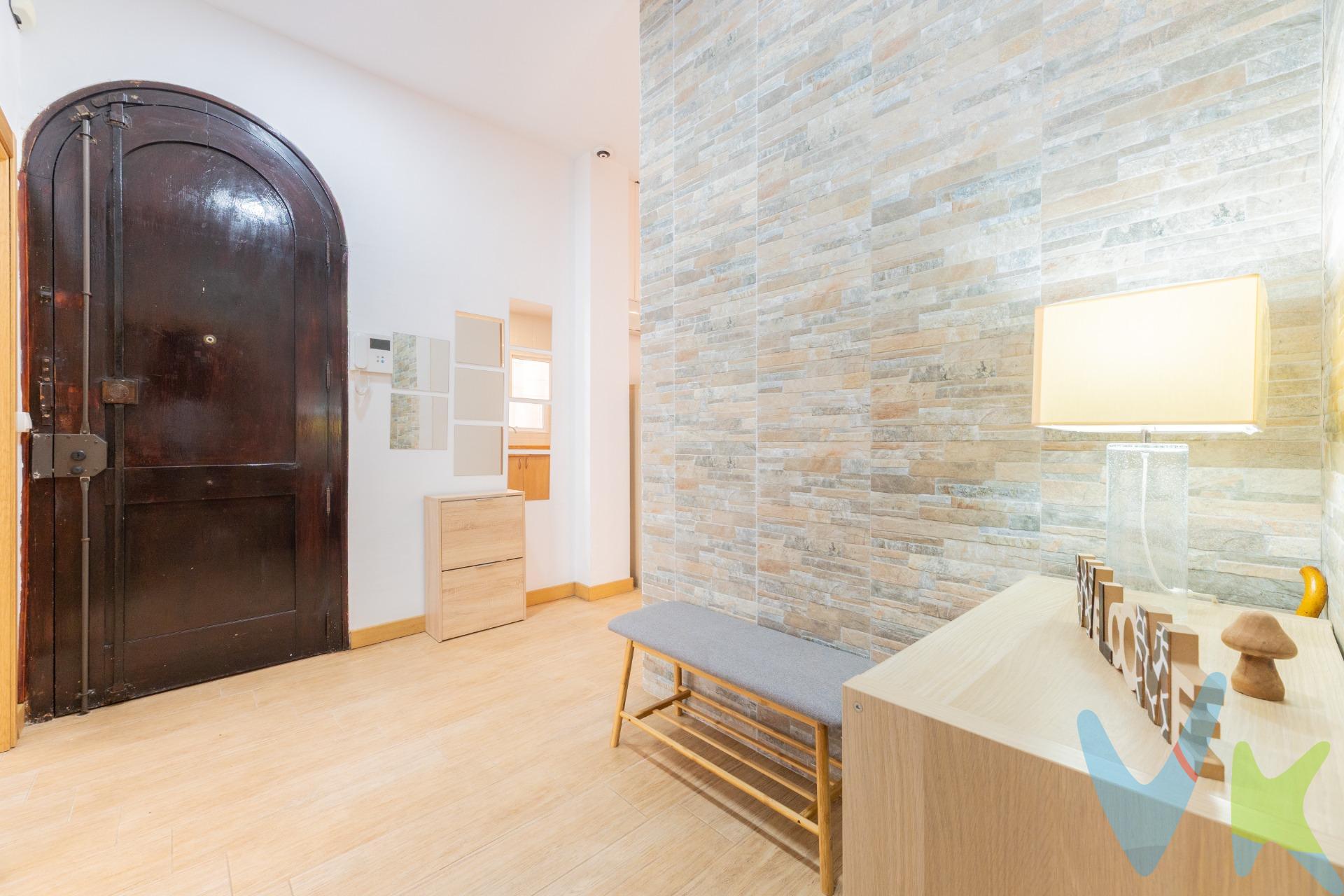 Vivir en Calle Pizarro, en pleno centro de Valencia, es apostar por una dirección con PRESTIGIO y conectividad total. Este piso reformado de 4 dormitorios y 2 baños ofrece el equilibrio perfecto entre representatividad y CONFORT MODERNO, ideal para quienes valoran una UBICACIÓN PRIME y un estilo de vida urbano de ALTO NIVEL. La vivienda se presenta lista para entrar a vivir: reforma actual, distribución funcional y estancias luminosas pensadas para el día a día. Actualmente la distribución está optimizada para el descanso (no hay salón), pero el espacio permite recuperar fácilmente un amplio salón-comedor a partir de una de las habitaciones principales sin renunciar a varios dormitorios.la cocina independiente está preparada para un uso intensivo para facilitar el dia a dia, y la zona de noche reúne ahora cuatro dormitorios versátiles  y dos baños completos con acabados muy cuidados. El entorno no admite comparación: todos los servicios a pie de calle (tiendas de firma, supermercados, restauración, centros de salud), y una conectividad excelente con bus, metro y tren a escasos minutos. Una dirección estratégica para quienes desean estatus, comodidad y tiempo bien aprovechado. Una oportunidad sólida en el corazón de Valencia. ¡No dejes pasar esta ocasión y agenda tu visita hoy mismo! 🏡✨. La descripción y los datos del presente inmueble tienen carácter meramente informativo y en ningún caso contractual. En el precio de la vivienda no están incluidos los honorarios de agencia, gastos de compraventa y/o financiación. Por mandato expreso del propietario, comercializamos este inmueble en exclusiva compartida, lo que garantiza un servicio de calidad, un trato fácil y personalizado, una gran difusión en nuestras redes compartidas y sin interferencias de terceros. Por este motivo se ruega no molestar al propietario, a los ocupantes de la propiedad, a los vecinos o conserjes del edificio si los hubiera. Si eres una agencia, llámanos colaboraremos contigo. Muchas gracias.