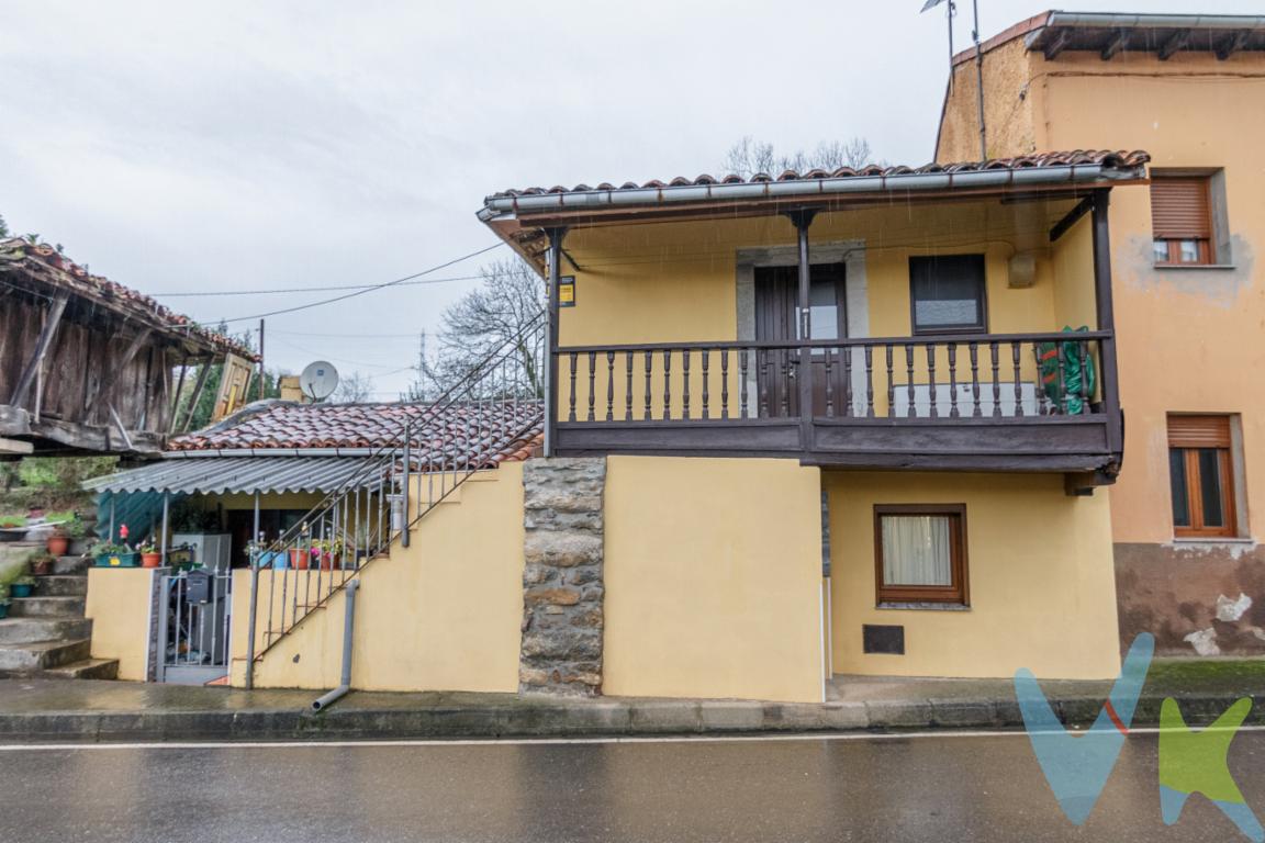 Se presenta una oportunidad excepcional para adquirir una acogedora casa en la encantadora localidad de Candamo. Esta propiedad, construida en 1899, ofrece una mezcla única de historia y confort moderno. Con un total de 89 metros cuadrados edificados, la vivienda se distribuye de manera eficiente para maximizar cada rincón.La casa tiene tres acogedores dormitorios, uno de ellos con vestidor, perfectos para familias o para quienes desean un espacio extra para invitados o un despacho.La cocina, además de placa de inducción, tiene una cocina de carbón totalmente nueva, y hay además una depuradora de agua.Con una amplia parcela situada a escasa distancia, la propiedad ofrece un espacio exterior perfecto para disfrutar de la tranquilidad del entorno natural de Candamo. La finca proporciona privacidad y seguridad, lo que la convierte en un lugar ideal para quienes buscan un refugio apartado del bullicio urbano. Además, añade un toque de frescura y belleza, perfecta para relajarse al aire libre.Cuenta además con un amplio hórreo, ofreciendo un espacio de almacenamiento extra.La conectividad con el transporte público es un plus, gracias a la cercana parada de autobús, enfrente de la casa, que proporciona acceso fácil y cómodo a otras áreas.Candamo, con su riqueza histórica y su belleza natural, ofrece una calidad de vida excepcional. Vivir aquí es vivir en un entorno que combina a la perfección el encanto rural con las comodidades modernas. Las posibilidades de desarrollo personal y familiar son ilimitadas, y todo esto lo encontrará en un entorno que inspira y enriquece.La vivienda está lista para ser visitada. Su fachada típicamente asturiana, su ubicación en un entorno sereno y sus característicos elementos históricos, hacen de ella una joya que merece ser contemplada. Con cada detalle cuidadosamente armonizado entre lo antiguo y lo moderno, esta propiedad es la elección ideal para quienes buscan algo especial y único.Esta propiedad no es solo una casa; es un hogar lleno de posibilidades y calidez. Cada rincón cuenta una historia, esperando ser parte de su próxima aventura. Este es un lugar donde los momentos inolvidables están por crearse, y donde la esencia de Candamo se vivirá a diario.No pierda la oportunidad de explorar esta encantadora vivienda. Llámenos para agendar una visita y descubrir personalmente todo lo que esta maravillosa propiedad tiene para ofrecer. Aquí, en el corazón de Candamo, su futuro hogar le espera.PRECIO DE VENTA SIN GASTOS NI IMPUESTOS INCLUIDOS: El precio de venta no incluye gastos de notaría, registro de la propiedad, gestoría, ni el Impuesto de Transmisiones Patrimoniales (ITP) o el IVA/AJD. HONORARIOS: El precio de venta no incluye los honorarios que se devengan a cargo del cliente comprador por la prestación de servicios de asesoramiento y gestión. El importe asciende al 2%, con un mínimo de 2.000 EUR, del Precio de Venta (IVA no incluido). Dichos honorarios deberán ser abonados a la firma de la escritura pública.