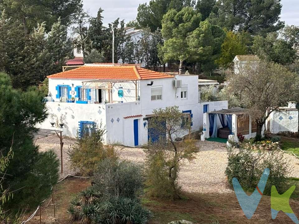 Casa de campo, rural y con gran parcela.
Se vende casa con parcela de 2.740 m2 a 8 kilómetros de Mora. Con zona de cercado para varios caballos, dos pozos de agua, piscina y arboles.
La casa a sido restaurada teniendo en cuenta el entorno de La mancha, color blanco con añil, manteniendo el encanto del entorno paisajístico en el que se sitúa. Tiene dos plantas:

Planta primera: Consta de 88m2 construidos, salón-comedor amplio con cocina integrada, 2 dormitorios y un tercer dormitorio con acceso exterior. Baño con plato de ducha, sin armarios empotrados y aparato de aire acondicionado en dormitorio principal. Dispone de una terraza de entrada de 40m2 con vistas a la parcela y a la zona de caballos.
Planta baja del inmueble con 4 dormitorios, chimenea en el dormitorio principal, vestidor y salón común. Acceso desde la escalera interior. Cuarto de baño en reforma. Superficie 88m2 aproximadamente.
Planta primera exterior: Acceso desde la zona de piscina a una séptima habitación exterior. Superficie 10m2.

En el exterior, dispone de un Jacuzzi con un año de uso, dos pozos de agua para riego, terreno cercado para los caballos, y varios trasteros en casetas prefabricadas de chapa. La piscina esta en la zona mas alta de la parcela y tiene unas vistas espectaculares al campo y a la casa.
Orientación Salón, terraza y zona de cercado de caballos Sur - Este.
CALIDADES: Suelos de terrazo en primera planta y en terminación rustico rasado en planta baja, ventanas PVC climalit oscilo batiente en ambas plantas, puertas madera color, pintura lisa, chimenea de leña, termo de agua, aire acondicionado, alarma con cámaras de video-vigilancia exterior e interior.
Pintada exterior e interiormente de blanco con detalles en añil. Una construcción tradicional del entorno manchego, individual, sin ruidos y en plena naturaleza.
ENTORNO: Pertenece a Mora, Toledo, dotada de todos los servicios. Con parada de autobús, colegios, institutos, farmacias, supermercados, etc. 
Distancias: 8 kilómetros de Mora, 8 Kms de huerta de Valdecarábanos. 30 kms de Toledo, 30 kms de Aranjuez.
La casa esta registrada en un catastro urbano y la finca en un catastro de finca rural. Es un urbanización en suelo urbanizable, por lo que no ha obtenido la calificación de suelo urbano, según el certificado no existe expediente disciplina urbanística. Según la escritura de compraventa inicial, se reconoce una obra nueva del año 1982, pero al ayuntamiento no le consta dicha obra nueva aunque si la reconoce desde dicho año. Te puedes empadronar sin ningún tipo de obstáculo, lo permite el ayuntamiento. Los propietarios actuales la compraron y rehabilitaron creando un entorno natural y bello para tener animales equinos.
Tiene el libro "Registro de explotación equina". 
Al ser rustico, la mayoría de los bancos no quieren hipotecar. Si no dispones de un contado para la compra, solo se podría hipotecar una segunda vivienda si se tuviera.
¡Infórmate sin compromiso!
Honorarios por intermediación inmobiliaria no incluidos en el precio.
"Información válida salvo error tipográfico".