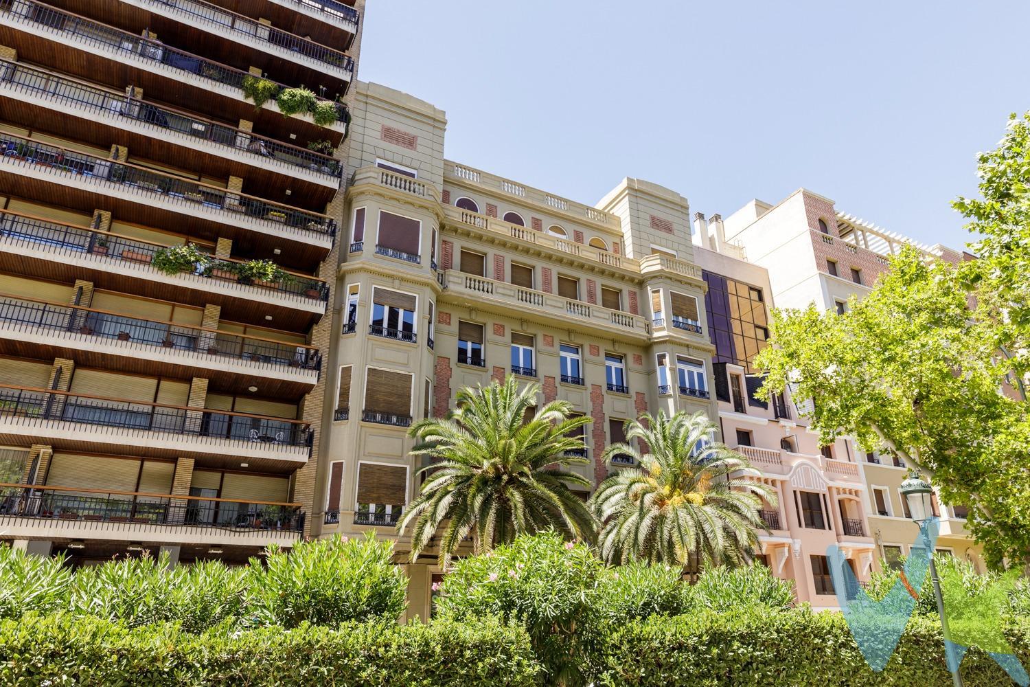 Paseo Sagasta, uno de los más señoriales de Zaragoza, como este edificio. Si buscas una vivienda especial, reformada y manteniendo la esencia de la casa original👉 Mira las fotos, el plano y visítalo entrando en enlace del tour virtual. Magnífico piso 170 m2 útiles que cuenta con:. ⏩ Zona Sagasta: Un maravillo salón de 45 m2, con vistas a Sagasta, y acceso a cocina office de 20 m2. ⏩ Zona posterior: 3 dormitorios dobles y 1 baño en suite. La más luminosa y tranquila. ⏩ Zona central: Cuarto de lavado, 1 dormitorios doble y 2 baños. Calefacción y agua caliente central. Aire acondicionado frío-calor central con sistema inverter. Servicio de portería. Nos encanta❤️ por:. ✔ Su ubicación 💯 en el mismísimo centro de Zaragoza, al lado de todo el comercio y ocio de la ciudad, y cerca del 🚇tranvía. ✔ La amplitud de todas las estancias y su capacidad de almacenaje. ✔ La luz del☀️salón, su tranquilidad, lo acogedor que es y la alegría de la zona de cocina y comedor. ✔ La altura de sus techos, el encanto de antes, las puertas y ventanas de madera (previamente reformadas), las vigas, la fresquera, y esa puerta de entrada con mirilla.. ✔ Y además porque cuenta con una zona comunitaria en la entresuelo. ✔ Y con amplio trastero. Solicítanos una visita, pero mientras, ⏩ Entra en nuestro Tour virtual en el enlace o en el acceso que ahora te indicaremos, y podrás ver cada estancia, el plano de la vivienda y medir espacios 👉 https://inmo.in/WVNGDy. Nota: 📝 Gastos de compra y honorarios de agencia no incluidos en el precio.