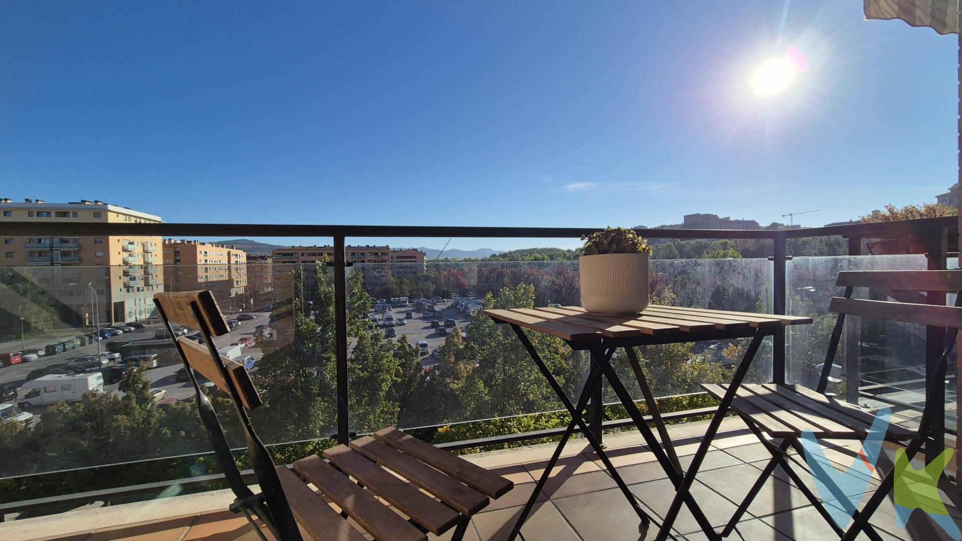 Unas vistas panorámicas no es lo único que tendrás en este magnífico piso, en el mejor edificio de la Rochapea justo al lado del acceso a la calle Santo Domingo. Disfrutarás de las vistas, desde una preciosa terraza con sol de mañana o desde el mismo salón, gracias a la cristalera completa que le da acceso. Además gracias a sus 85m2 construidos, las estancias son de muy buen tamaño. La cocina con su tendedero y los dormitorios están orientados al oeste a un enorme y tranquilo  patio. No puede faltar garaje y trastero en el sótano del mismo edificio. En conjunto uno de los pisos más atractivos de la zona que puede ser tuyo. Llama ya y te daremos más detalles y te invitaremos a conocerlo. . 