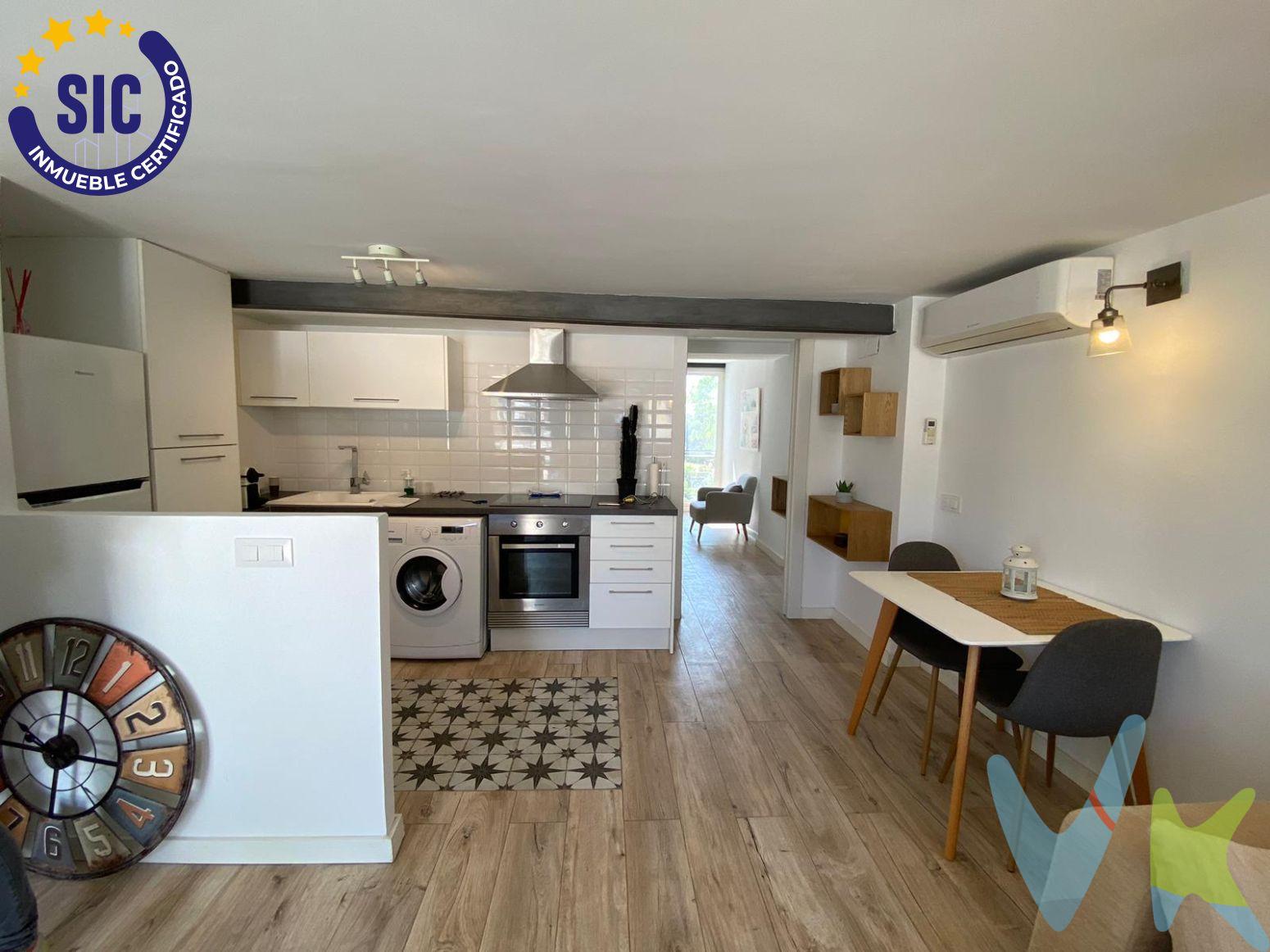 En la exclusiva urbanización El Vedat de Torrent, junto a la Avenida al Vedat y a las puertas de la montaña, encontramos este encantador adosado de dos plantas con acceso desde una terraza a pie de calle, perfecta para disfrutar del aire libre y el buen clima. La vivienda se distribuye en dos plantas con acceso y uso independiente, cada una equipada con salón con cocina integrada, un dormitorio y un baño completo. Un diseño funcional y versátil que ofrece múltiples posibilidades: vivienda principal con estudio independiente, alquiler por plantas o incluso como inversión con alta rentabilidad. Su ubicación es inmejorable: rodeada de naturaleza y tranquilidad, pero a un paso de la ciudad. En sus alrededores encontrará todos los servicios: paradas de autobús, colegios, centros deportivos, farmacia y el centro comercial Las Américas. Es una opción ideal tanto para quienes buscan independencia o tranquilidad, como para inversores que valoren la versatilidad y el potencial de revalorización. Las dos viviendas están totalmente reformadas y equipadas, listas para entrar a vivir cómodamente desde el primer día. En definitiva, una propiedad que combina naturaleza, comodidad y rentabilidad, con el encanto de vivir en El Vedat y la ventaja de tener la ciudad a un paso. ¡Ven a conocerla y descubre todo lo que puede ofrecerte!