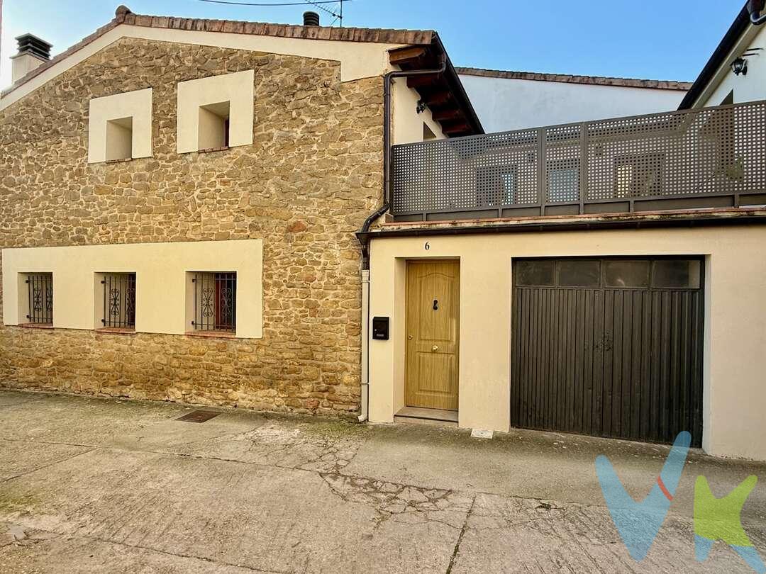 Casa de Pueblo Rehabilitada en Garinoain
Se vende preciosa casa de pueblo en Garinoain,  localidad ubicada en la comarca de Tafalla. La vivienda ha sido rehabilitada y se encuentra en muy buen estado, ideal para quienes buscan confort y tradición en un solo lugar.

Superficie útil: 141 m²
Superficie construida: 156 m²
Número de habitaciones: 3 amplias habitaciones
Salón-comedor: de 36 m2 con chimenea
Cocina: vacía para que la montes a tu gusto e incluso que la hagas abierta al salón-comedor
Terraza: 23 m², perfecta para disfrutar al aire libre
Garaje y almacén: 26 m2 + un cuarto de caldera
Estructura del edificio: Piedra y hormigón, garantizando solidez y durabilidad, doble aislamiento en paredes para mejor eficiencia energética y acústica
Agua caliente: Individual mediante gasóleo
Calefacción: Individual con gasóleo
Orientación: Norte – Este, con buena iluminación natural

La casa combina la calidez del hogar tradicional con las comodidades modernas, ofreciendo un espacio confortable y funcional.
Sobre la localidad de Garinoain
Garinoain es una localidad estratégica situada a 26 km de la ciudad de Pamplona, conocida por su ambiente acogedor y calidad de vida. En Garinoain que junto con Barasoain tienen bastantes  servicios y buenas vías de comunicación, podrás disfrutar de un entorno tranquilo y familiar.
Servicios y lugares de interés cercanos:

Colegios: Varias instituciones educativas reconocidas, como el Colegio Público Euskalerría y el Colegio San Francisco Javier.
Instituciones: Centros de salud, instalaciones deportivas y administrativas municipales.
Transporte: Excelente conexión mediante autobuses urbanos hacia Pamplona y otras localidades cercanas.
Ocio y naturaleza: Parques, zonas verdes y senderos para disfrutar en familia.
Servicios: Tienda de alimentación, estanco, bar, restaurantes, farmacia, banco...

Esta vivienda representa una oportunidad única para quienes desean vivir en un entorno lleno de historia y al mismo tiempo tranquilo y cercano a todos los servicios.
Datos meramente informativos, sin valor contractual. Impuestos y gastos de transmisión no incluidos.
Honorarios a cargo del vendedor
 
