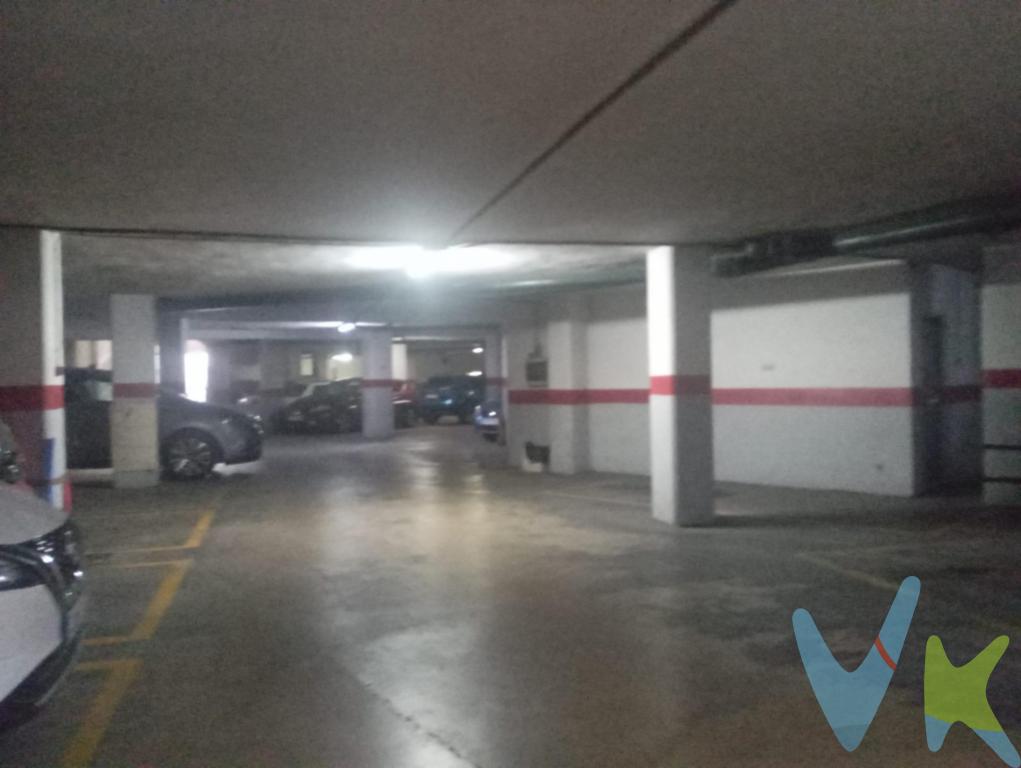 Oportunidad de inversión o uso propio! Se vende plaza de garaje de 19,80 m² en zona Avda. Constitución. Su gran tamaño la hace ideal para coches grandes o para coche + moto, algo poco habitual en la zona.La entrada es muy amplia y en línea recta, lo que permite aparcar sin maniobras complicadas. Una plaza cómoda, segura y práctica, perfecta para quien valora el espacio.Excelente oportunidad tanto para uso personal como para inversión rentable, ya que las plazas amplias y fáciles de aparcar son muy demandadas.