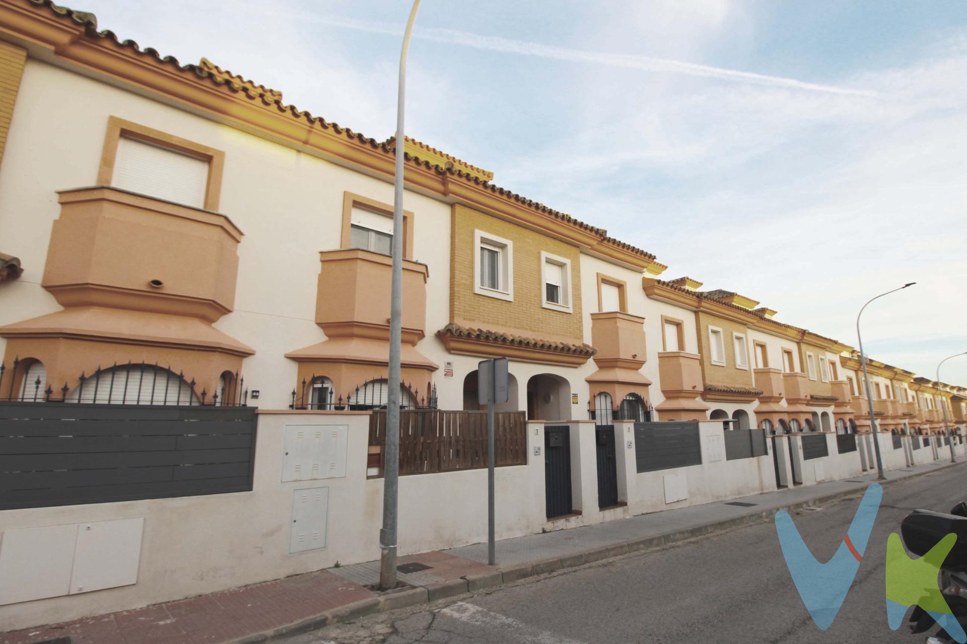 Encantador adosado familiar con terraza, patio y acceso a piscina comunitaria. Te presentamos esta atractiva vivienda adosada que combina comodidad, funcionalidad y espacios pensados para disfrutar en familia. Desde el primer vistazo, su acogedor patio delantero de 7 m² nos da la bienvenida y nos conduce al interior de la propiedad a través de una puerta con cerradura de seguridad. En la planta baja encontramos un amplio y luminoso salón-comedor, perfecto para compartir momentos en familia, que incluye un aseo de cortesía, un práctico espacio de almacenaje bajo la escalera y una cocina independiente totalmente equipada. Desde la cocina se accede a un patio trasero, ideal como zona de desahogo o relax al aire libre, que comunica directamente con la plaza de aparcamiento privada de la vivienda, lo que facilita el acceso y la comodidad diaria. Subiendo a la primera planta, descubrimos dos habitaciones individuales con armarios empotrados y una espaciosa habitación principal con baño en suite. Todas las estancias cuentan con ventanas al exterior, asegurando luminosidad y ventilación natural. Además, esta planta dispone de un segundo baño completo con plato de ducha. La joya de la vivienda se encuentra en la segunda planta: una magnífica terraza de 17 m², perfecta para disfrutar del sol, organizar cenas al aire libre o simplemente relajarte durante las noches de verano. La vivienda cuenta con ventanas climalit de doble acristalamiento y sistema de aire acondicionado en todas las habitaciones y en el salón, lo que garantiza confort durante todo el año. Como valor añadido, la propiedad forma parte de una comunidad que dispone de piscina, ideal para refrescarse y socializar durante los días más calurosos, especialmente cuando el levante impide ir a la playa. En resumen, este adosado de 94 m² construidos (86 m² útiles) ofrece:. - 3 dormitorios (uno con vestidor y baño en suite). - Salón-comedor. - Cocina equipada. - Aseo y baño completo. - Porche delantero. - Patio trasero con acceso a plaza de aparcamiento. - Terraza en planta superior. - Piscina comunitaria. Informamos a nuestros clientes de que los gastos de Notaría, Gestoría, Impuestos y los honorarios de la agencia no están incluidos en el precio. A su vez, disponemos del Documento Informativo Abreviado de la propiedad (Según Decreto 218/2005, del 11 de Octubre) y de Seguro de Caución, para la protección del dinero entregado como señal para la Reserva de una vivienda.