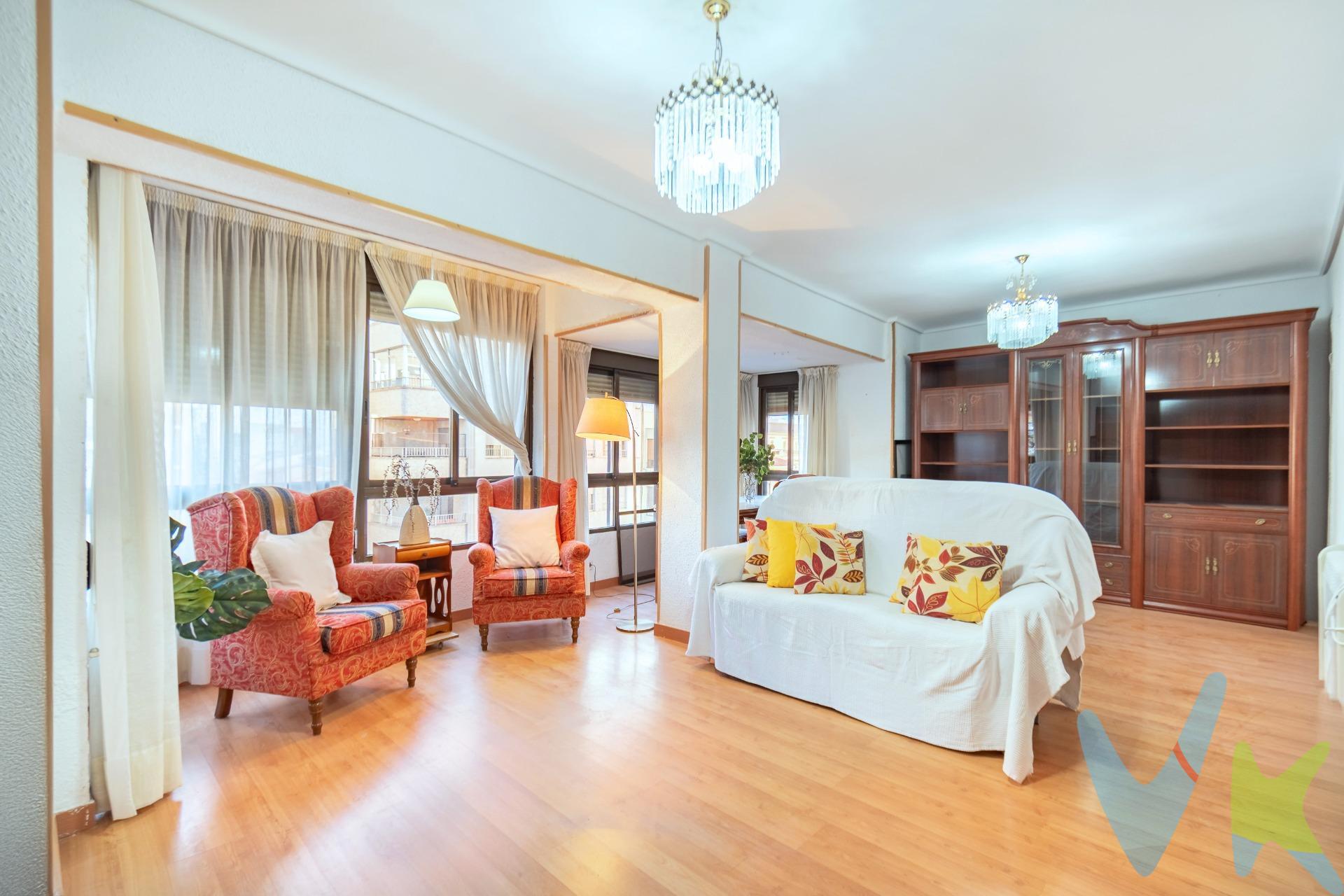 -¡Bienvenido a esta increíble oportunidad de adquirir un espacioso piso en el corazón de la ciudad, ideal para aquellos que buscan comodidad y elegancia en una ubicación privilegiada!. -Este fantástico piso situado en plena Plaza Clave junto a la emblemática Avenida Rey Don Jaime, con una superficie generosa y un gran potencial de reforma, cuenta con un total de cuatro dormitorios de los cuales  tres de ellos son dobles y uno simple, perfectos para acomodar a toda la familia o crear espacios adicionales como una oficina o un vestidor. Dispone de un aseo para invitados y un baño completo equipado con ducha, brindando confort y funcionalidad. -La cocina con una pequeña galería, ofrece posibilidades de personalización para adaptarla a su estilo y necesidades permitiendo abrir acceso al comedor- salón y crear un concepto abierto si así lo desea. El comedor es un punto destacado de la vivienda, con vistas despejadas que permiten disfrutar de la luz natural durante todo el día, creando un ambiente acogedor y relajante para reuniones familiares y sociales. . -No pierda la oportunidad de convertir este piso en su hogar ideal con una reforma a su gusto. ¡Contáctenos para más información y para concertar una visita!