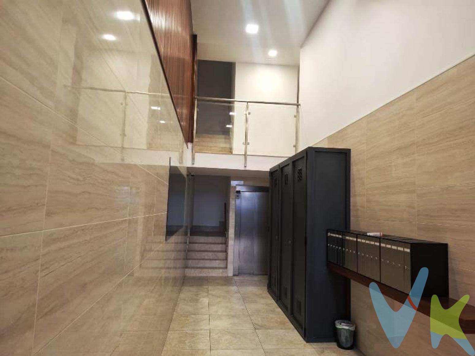 \"Vivir en el corazón de la ciudad no tiene porque significar renunciar a la calma\"Este piso con sus 92 m² es ese refugio céntrico y sorprendentemente tranquilo que estás buscando.Desde que entras al portal, la sensación es de cuidado y seguridad: una fachada arreglada actualmente y un sistema de videovigilancia te dan la bienvenida a una comunidad sin preocupaciones.Al cruzar el umbral de la vivienda, te recibe un hogar espacioso y lleno de posibilidades, con tres habitaciones donde puedes imaginar tu habitación principal, la de los niños o ese rincón de lectura o despacho para teletrabajar. El salón se presenta como un lugar perfecto para crear tu zona de descanso o recibir amigos ya que es muy amplio, mientras que la cocina independiente te ofrece es espacio ideal para cocinar tranquilamente. Cuenta también con un baño reformado con un estilo moderno y funcional. La vivienda incluye una práctica buhardilla en la parte superior del edificio, un desahogo para mantener todo en orden.¡¡NO DEJES PASAR ESTA OPORTUNIDAD!!! ¡¡Los pisos con estos metros y en esta zona VUELAN!!!Gastos e Impuestos no incluidos en el precio. Compra sujeta a ITP. El comprador se hará cargo de los costes de la escritura e inscripción en el Registro de la Propiedad.Al comprador se le cobrarán 3.000 EUR + 21% IVA de gastos de gestión.Contacta ahora para concertar una visita o solicitar más información.