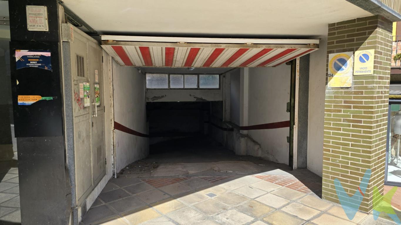 El garaje está situado en una zona céntrica de Suances, lo que lo hace ideal para aquellos que viven en la zona y necesitan un espacio seguro y conveniente para estacionar su vehículo. Además, su versatilidad como almacén ofrece la posibilidad de utilizarlo para almacenar objetos personales o herramientas...Su ubicación inmejorable hace que sea una excelente opción para aquellos que buscan comodidad y seguridad al estacionar su automóvil, además de la conveniencia de tener un espacio adicional para almacenar artículos que no caben en casa...En resumen, este garaje cerrado en el centro de Suances es una opción estupenda para quienes buscan un lugar seguro y práctico para su vehículo, así como un espacio adicional para almacenar objetos.