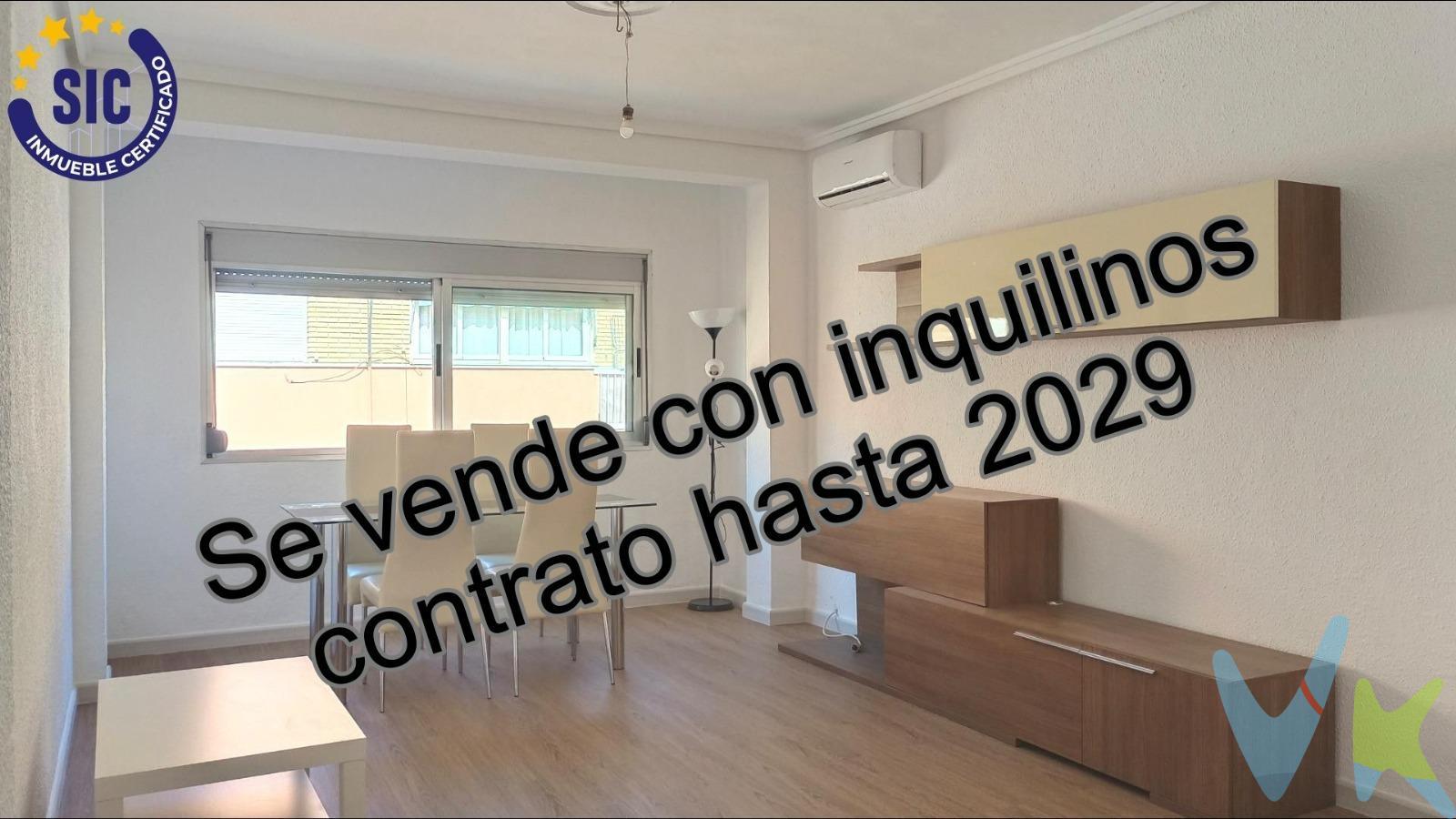 ESTA VIVIENDA TIENE INQUILINOS DENTRO HASTA EL 2029 AL CORRIENTE DE PAGOS Y CON GARANTIA DE COBRO EL DÍA 1 DE CADA MES. RENTABILIDAD DEL 6,12%. Este acogedor piso recién reformado en Alaquàs, sin ascensor, es ideal para familias que buscan un hogar cómodo y bien ubicado. Con 85 m² de espacio inteligentemente aprovechado, la vivienda cuenta con tres habitaciones, dos de ellas dobles. El interior destaca por su abundante luz natural, creando un ambiente cálido y agradable. Dispone de un baño completo, una cocina independiente y un amplio comedor de aproximadamente 25 m², perfecto para compartir momentos en familia o con amigos. La ubicación ofrece excelentes conexiones de transporte público mediante paradas de autobús cercanas que facilitan el acceso al centro de Valencia y otras zonas. Además, está rodeada de supermercados, colegios, centros de salud, parques y áreas de ocio, haciendo de esta vivienda una opción práctica y conveniente para vivir. La venta de esta vivienda se gestiona mediante contrato de exclusiva compartida, lo que permite trabajar con más de 150 inmobiliarias, garantizando la máxima difusión y profesionalidad en el proceso de venta. Los gastos derivados de la compraventa, como los de notaría, registro y honorarios, no están incluidos en el precio. Inmueble sujeto a período de transparencia. . . . . 