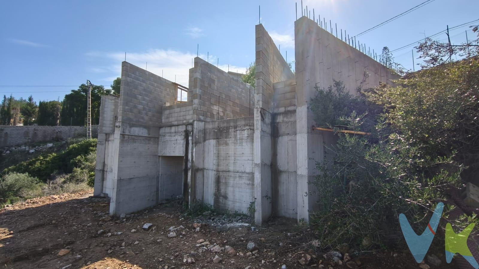 Se vende magnífico terreno urbano de 1.146 m² ubicado en la exclusiva urbanización Calicanto, una de las zonas más tranquilas y demandadas por su entorno natural y su excelente comunicación con Valencia. La parcela cuenta con calificación urbana, ideal para la construcción de una vivienda unifamiliar con jardín, piscina y amplias zonas al aire libre. Su orientación privilegiada y las vistas despejadas ofrecen un entorno perfecto para disfrutar de la naturaleza sin renunciar a la comodidad y cercanía a todos los servicios. El terreno dispone de acceso asfaltado, suministros cercanos (agua, luz y alcantarillado) y se encuentra en una zona consolidada con viviendas habitadas todo el año. Una excelente oportunidad para construir la casa de tus sueños en un entorno exclusivo y rodeado de tranquilidad. Para más información no dudes en llamarnos o venir a vernos. 