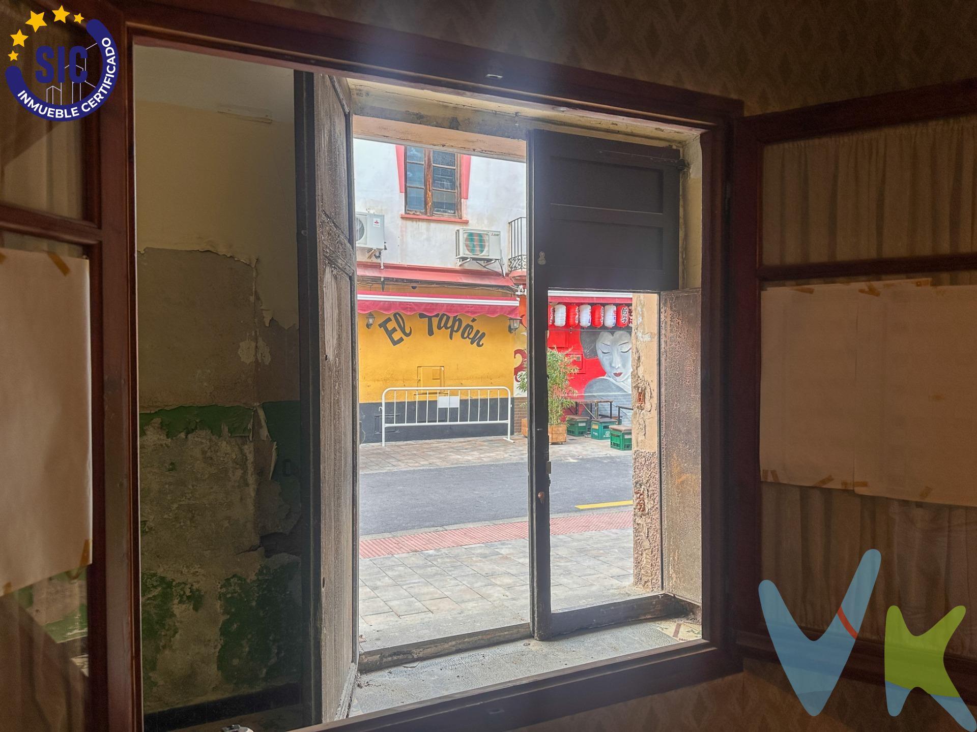Presentamos una excepcional propiedad ubicada en el corazón de Castellón. Esta casa se asienta sobre una parcela de 100 m² y cuenta con un diseño distribuido en planta baja más dos alturas. Actualmente vacía y lista para ser reformada según sus necesidades e ideales; la distribución permite múltiples posibilidades tanto como restaurante debido a su estratégica ubicación cercana al bullicio del área comercial, así como también puede convertirse en un encantador hogar familiar. En la planta baja encontramos cuatro estancias amplias que ofrecen versatilidad funcional además de una cocina  y baño. La primera planta consta adicionalmente con cinco espacios flexibles mientras que la tercera brinda otras cuatro áreas aprovechables perfectas para crear ambientes acogedores o innovadores proyectos comerciales. Una terraza situada en la parte superior ofrece vistas despejadas del entorno urbano proporcionando ese toque especial tan deseado por los amantes del aire libre sin salir del encuadre citadino. No deje pasar esta oportunidad única: bien sea construir tu futuro negocio enfocado hacia la gastronomía local o transformar este espacio revitalizando sus tradiciones familiares - aquí lo tendrás todo al alcance. Este inmueble es en exclusiva, con lo que le facilitamos cualquier información sobre la vivienda. Por este motivo, solicitamos no molesten al propietario, ocupantes de la propiedad, vecinos o conserje de la comunidad. En todos los casos los precios expuestos son más impuestos y gastos derivados de la transmisión del inmueble. 